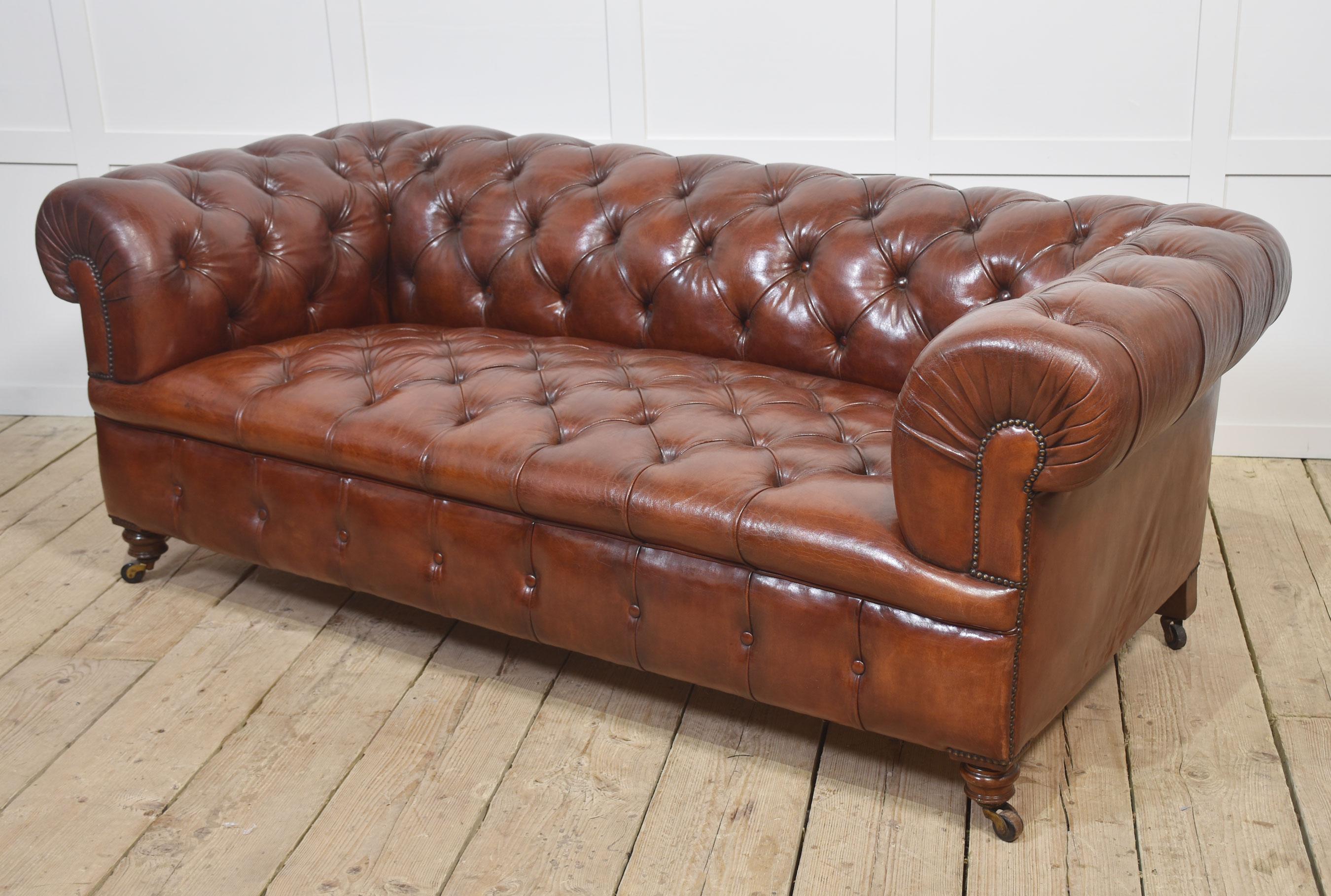 Leder Chesterfield mit Knöpfen im Angebot 6