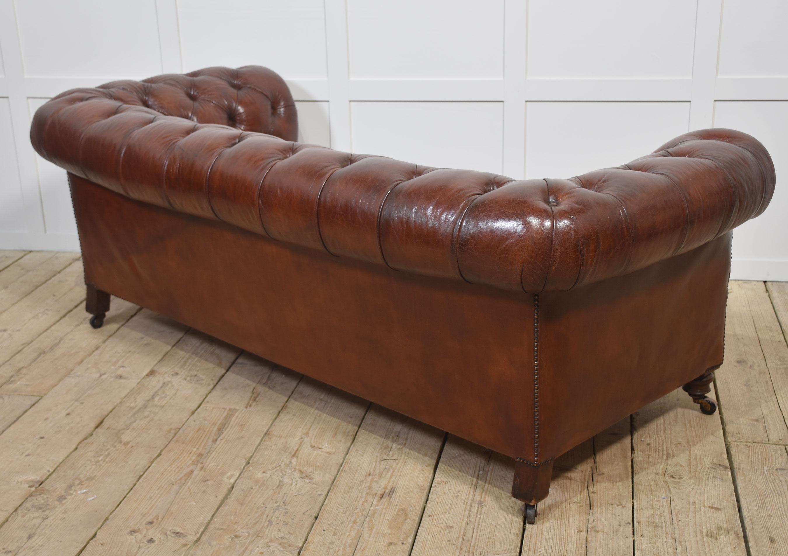Leder Chesterfield mit Knöpfen im Angebot 7
