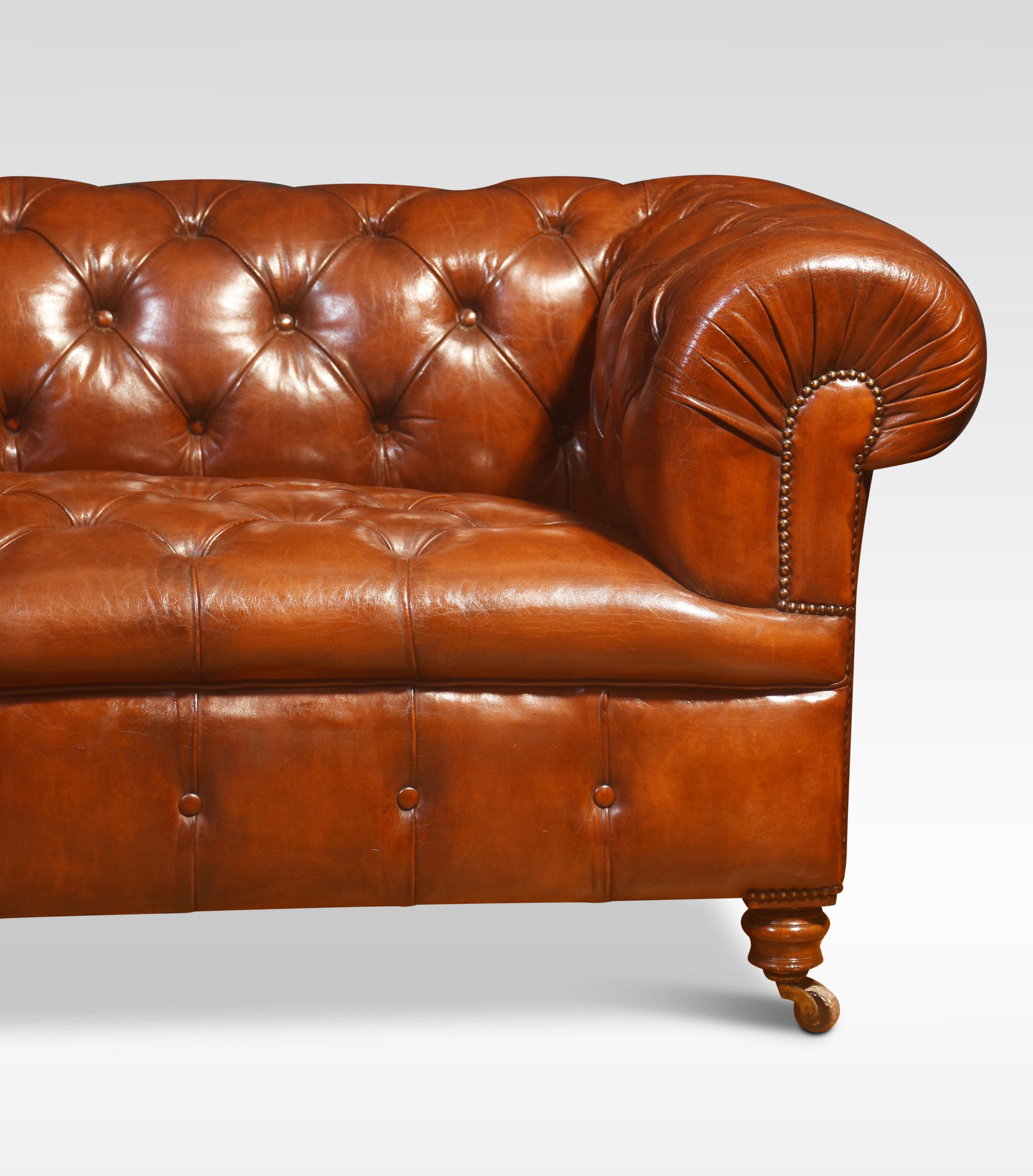 Großes Chesterfield-Sofa aus braunem Leder, mit tiefer, geknöpfter Rückenlehne und Sitzfläche, erhöht auf gedrechselten Füßen mit Keramikrollen aus Messing. Guter, solider Zustand, das Leder wurde ersetzt und handgefärbt.
Abmessungen
Höhe 29 Zoll