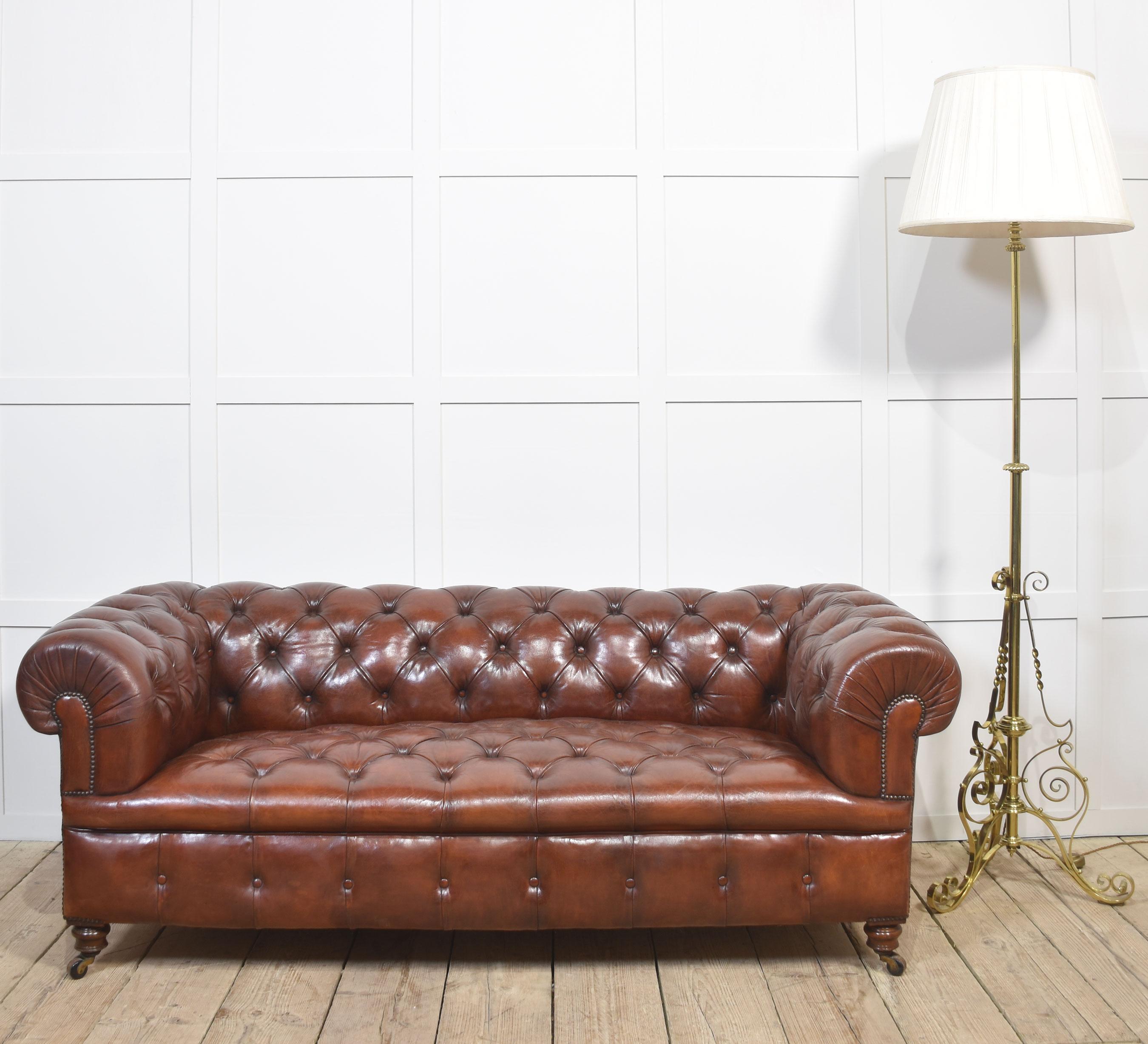 Großes Chesterfield-Sofa aus braunem Leder, mit tiefer, geknöpfter Rückenlehne und Sitzfläche, erhöht auf gedrechselten Füßen mit Keramikrollen aus Messing. Guter, solider Zustand, das Leder wurde ersetzt und handgefärbt.
Abmessungen
Höhe 29 Zoll