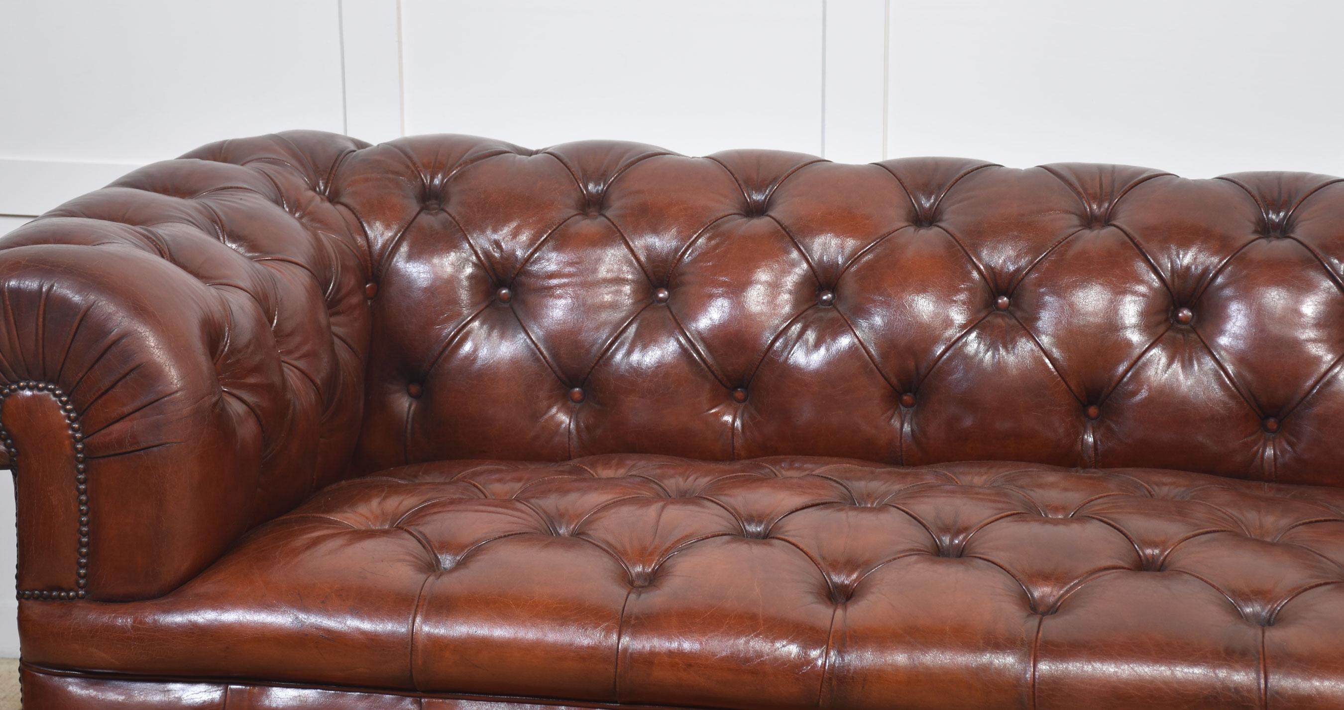 Leder Chesterfield mit Knöpfen (Britisch) im Angebot