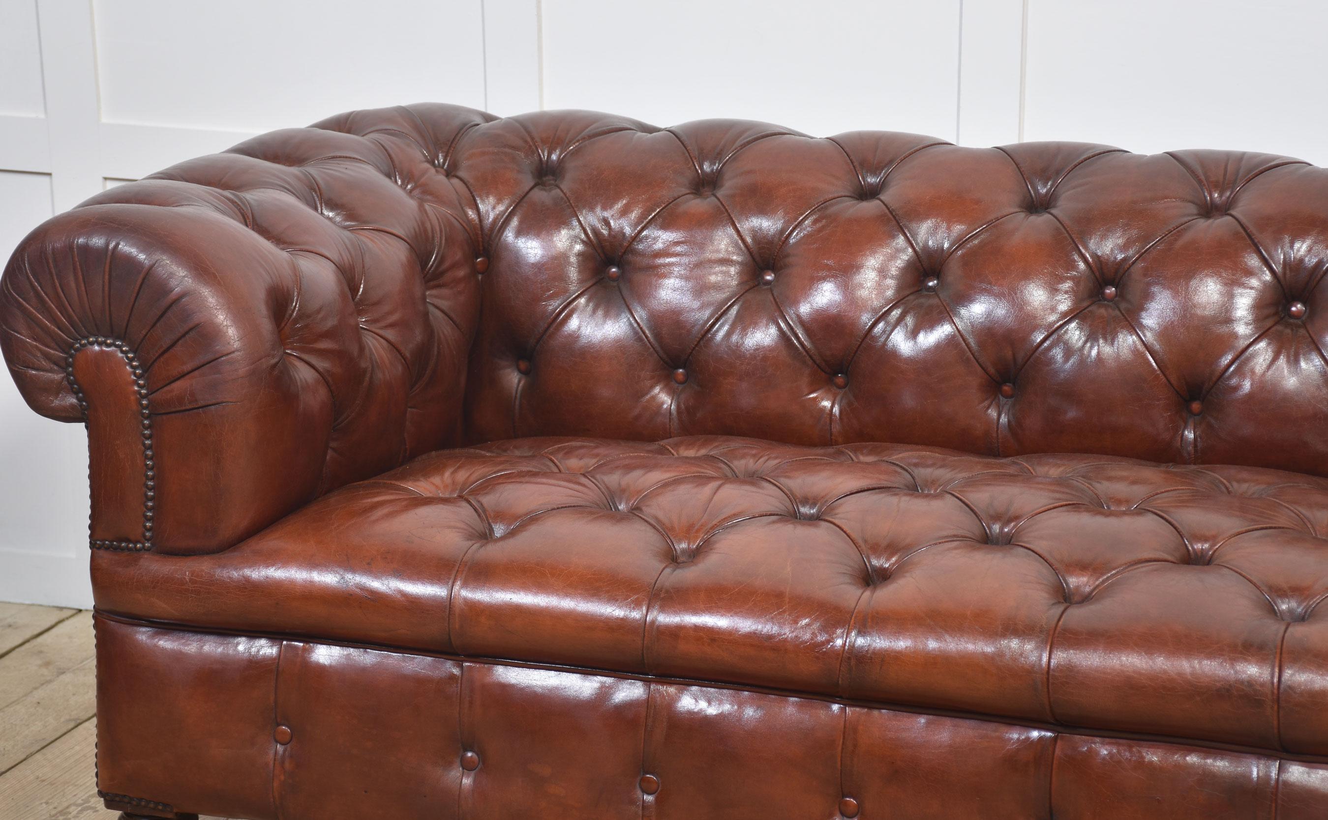 Leder Chesterfield mit Knöpfen (19. Jahrhundert) im Angebot