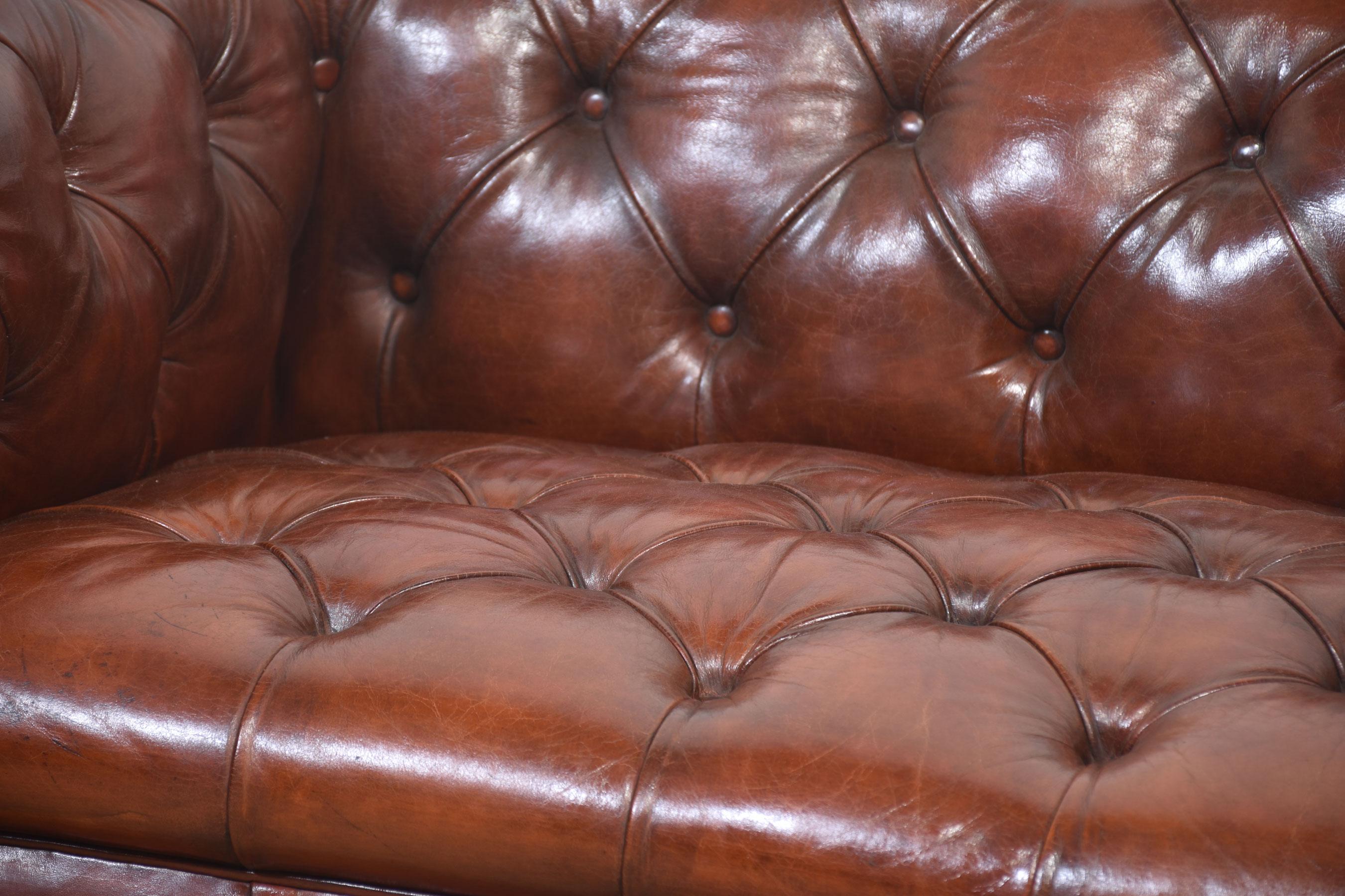 Leder Chesterfield mit Knöpfen im Angebot 1