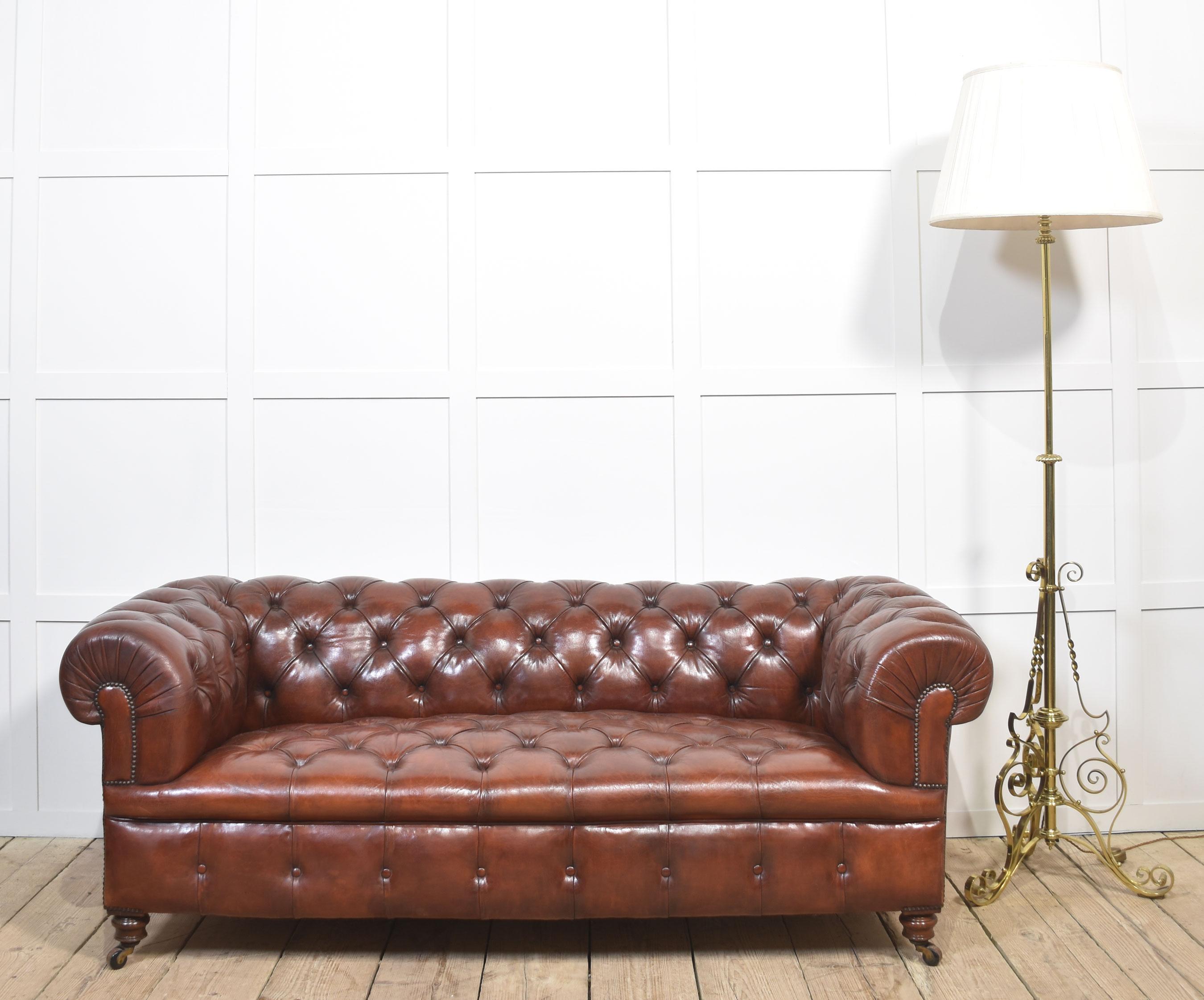 Leder Chesterfield mit Knöpfen im Angebot 2