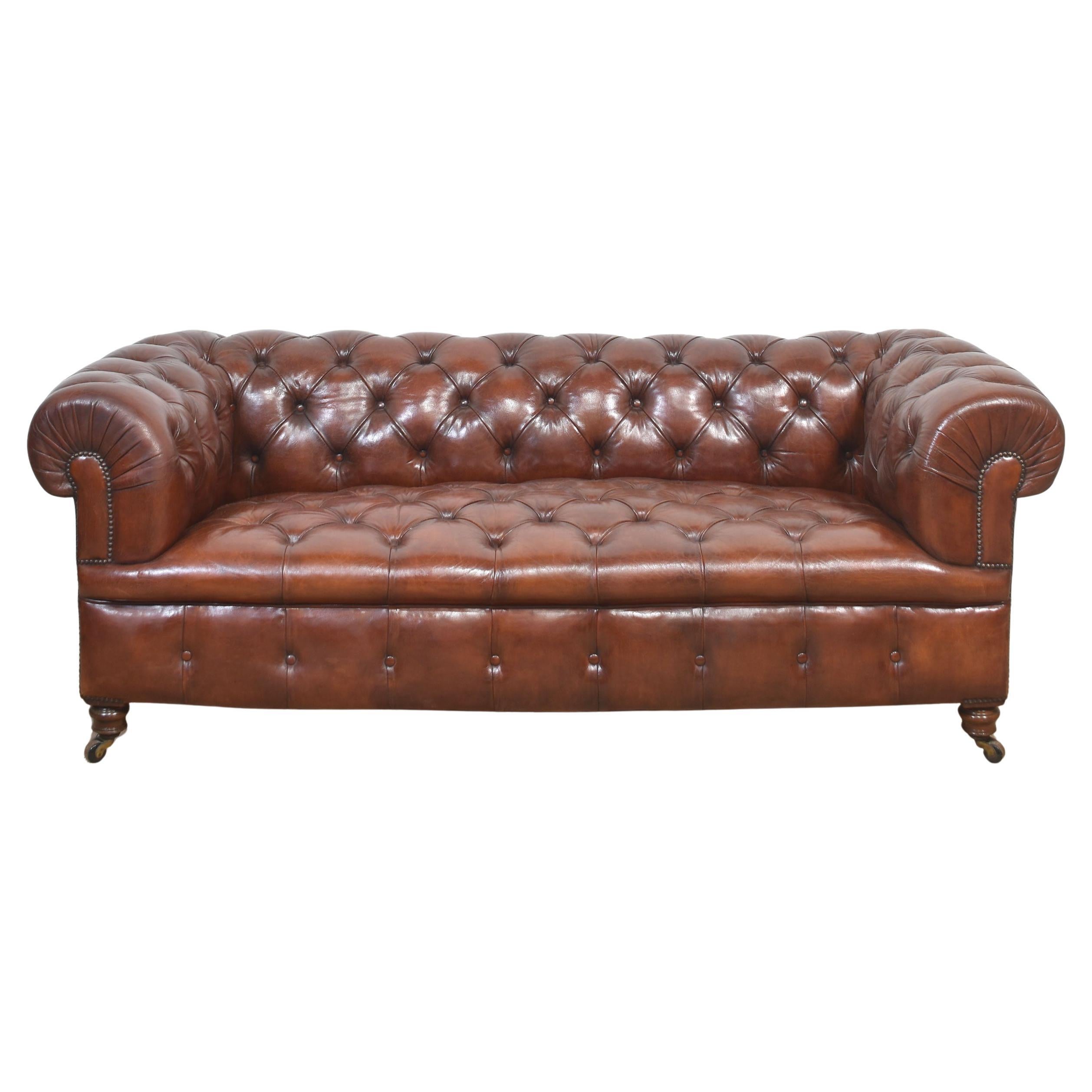 Leder Chesterfield mit Knöpfen im Angebot