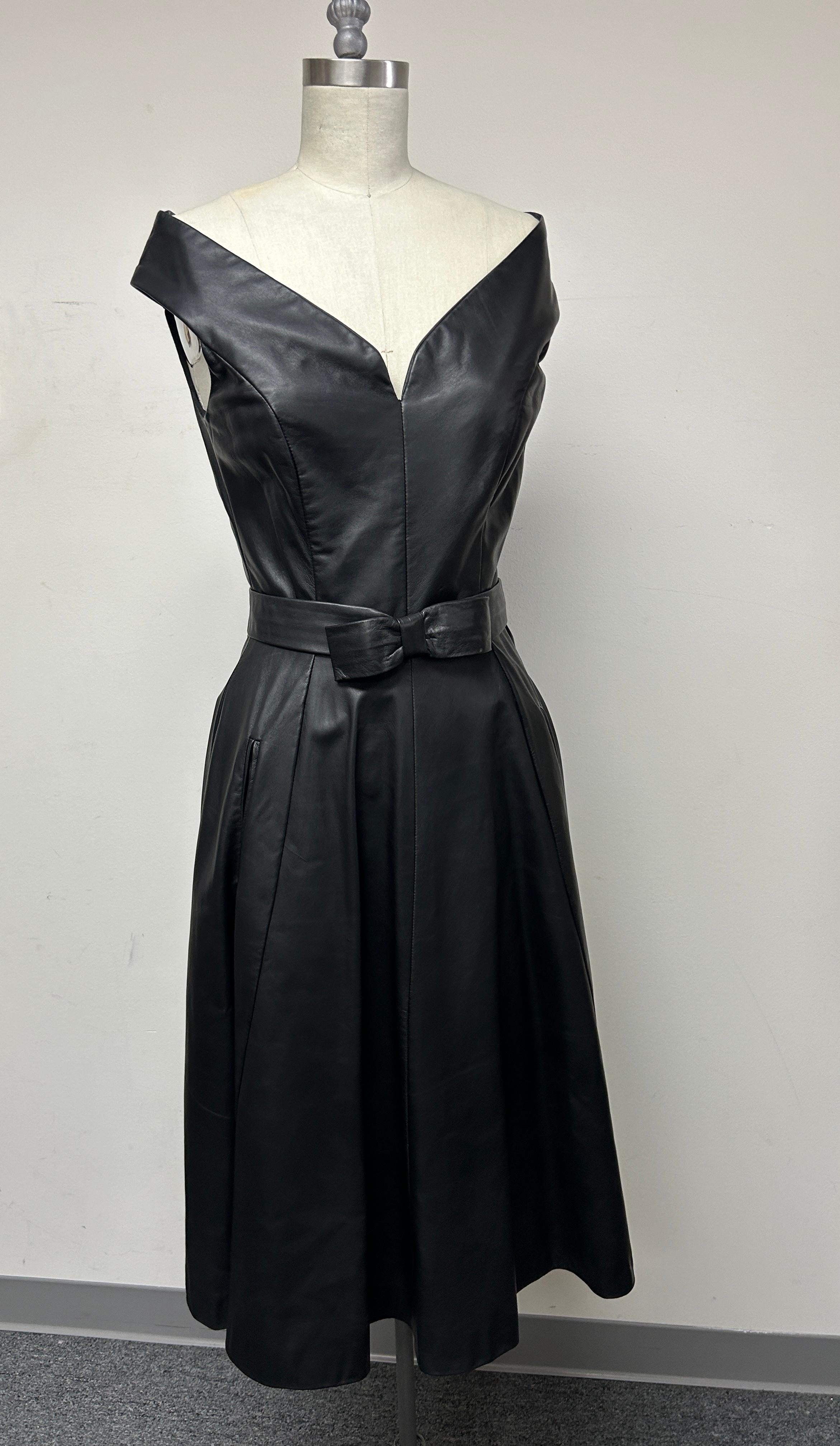 Vestido con Cinturón y Cuello en V de Piel Marrón Oscuro con Retrato Negro en venta