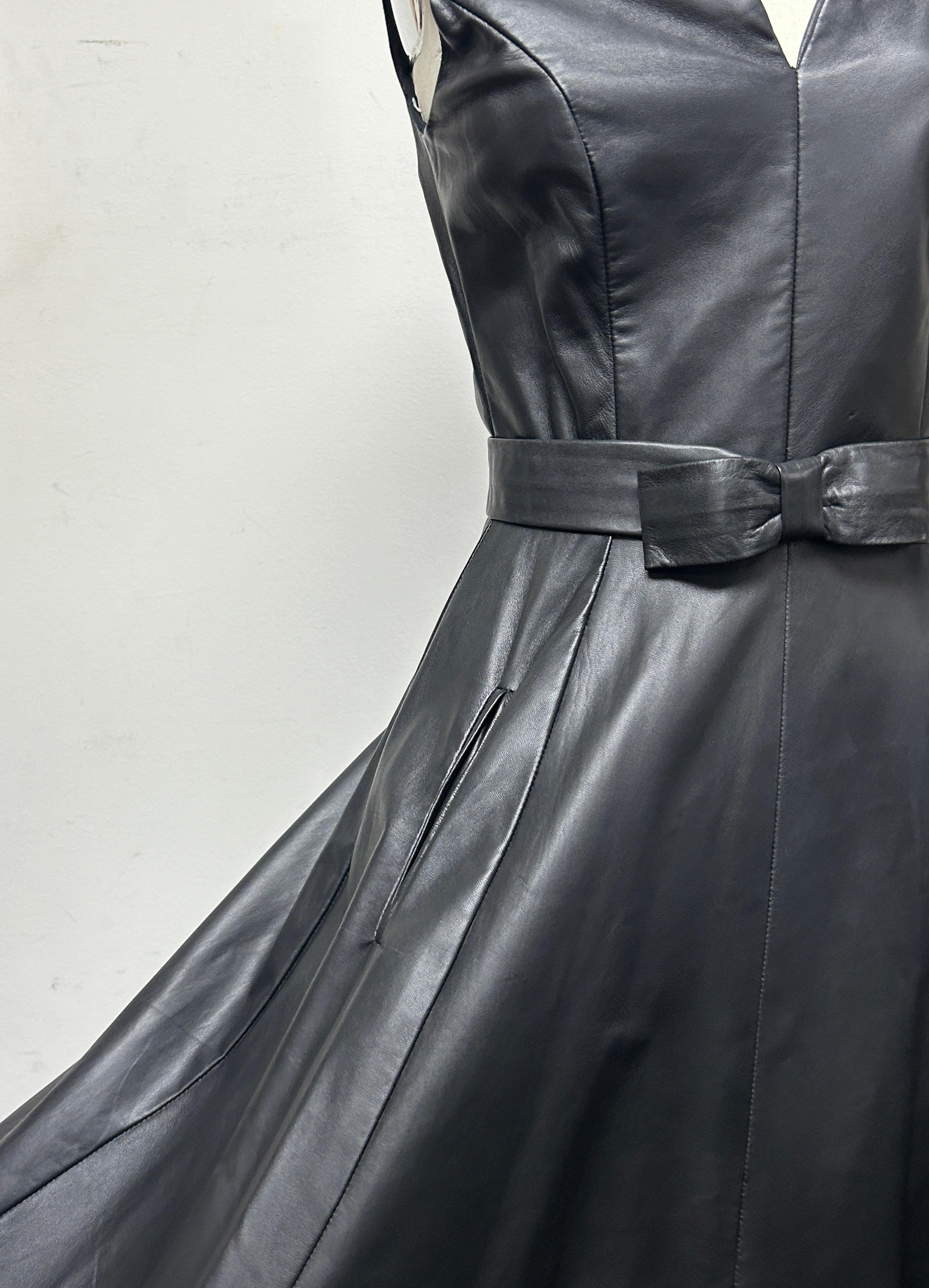 Vestido con Cinturón y Cuello en V de Piel Marrón Oscuro con Retrato en Excelente estado para la venta en Los Angeles, CA