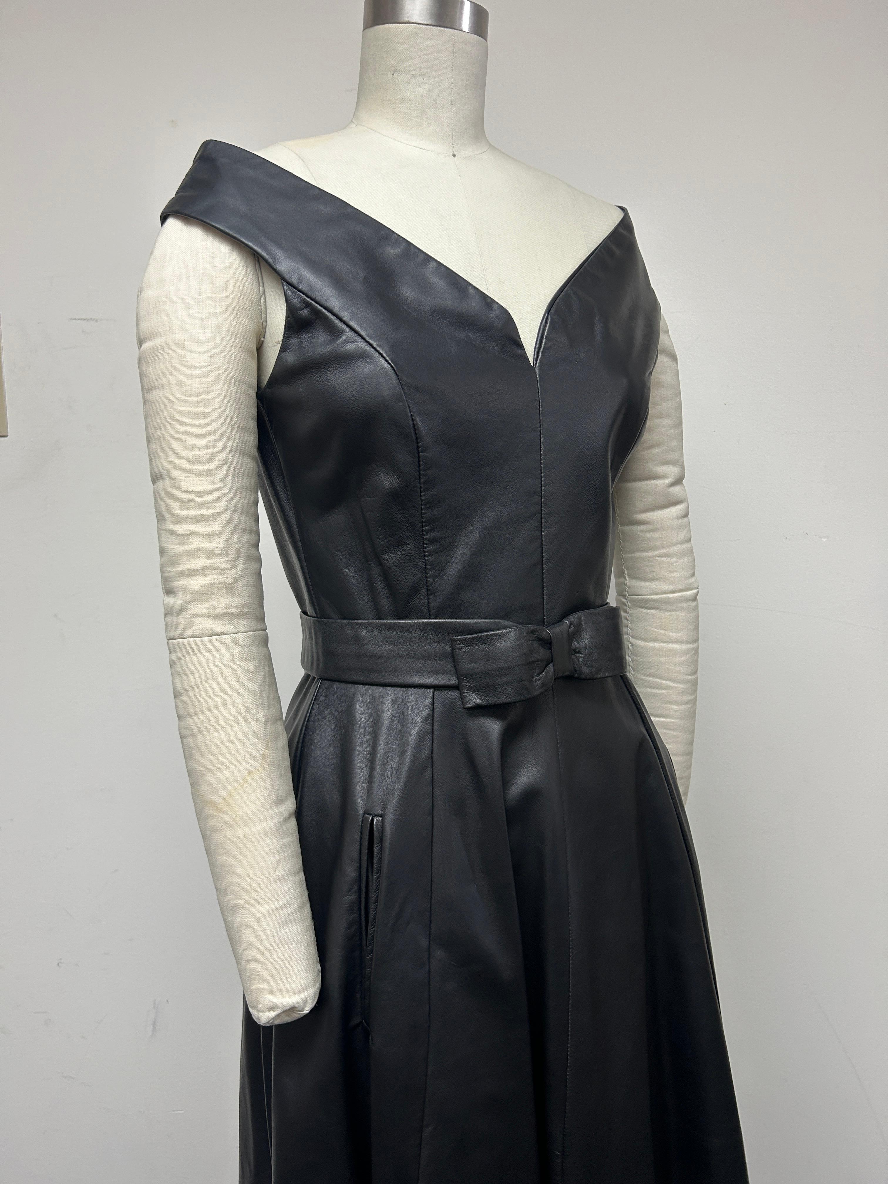 De las mujeres Vestido con Cinturón y Cuello en V de Piel Marrón Oscuro con Retrato en venta