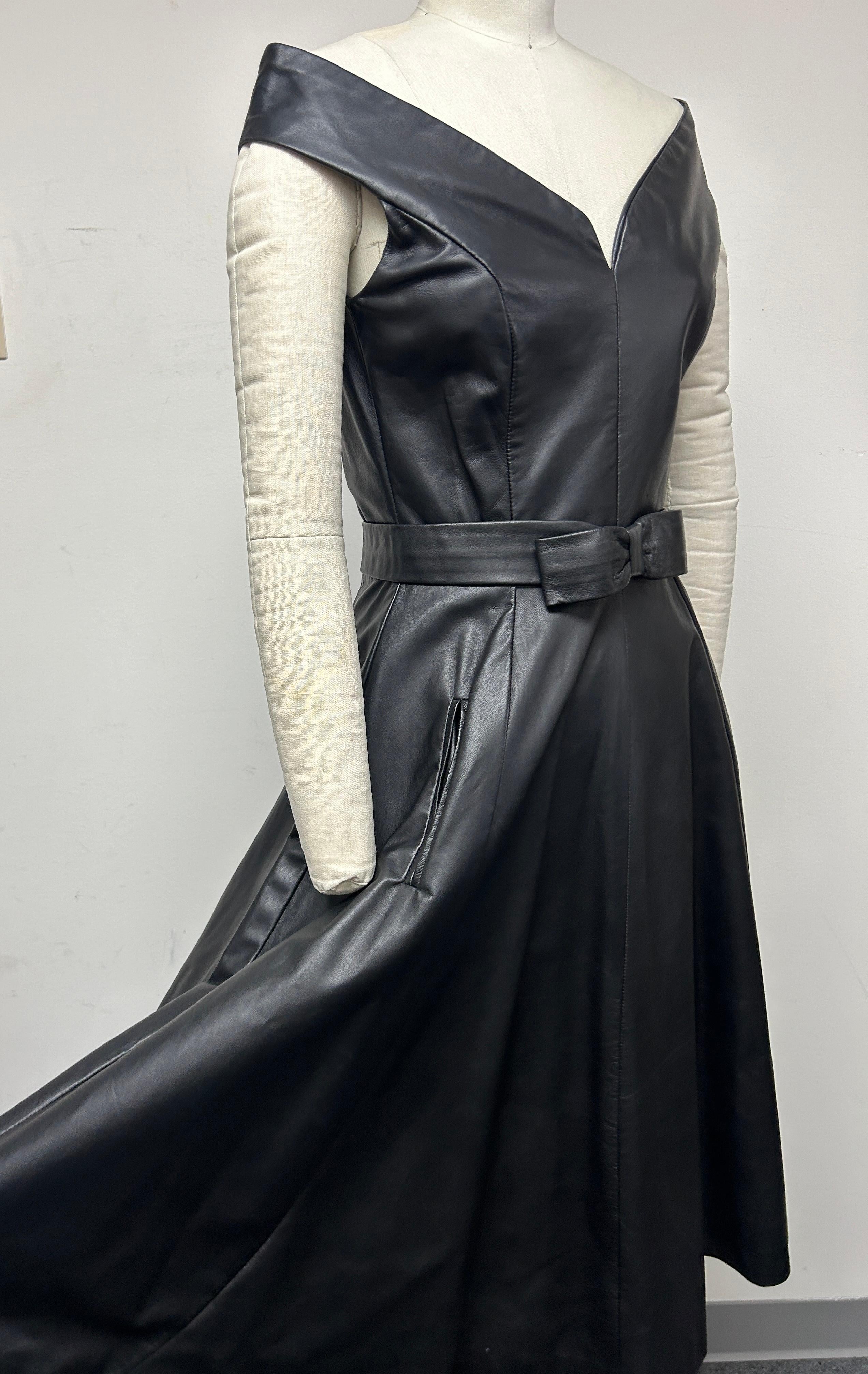 Vestido con Cinturón y Cuello en V de Piel Marrón Oscuro con Retrato en venta 1