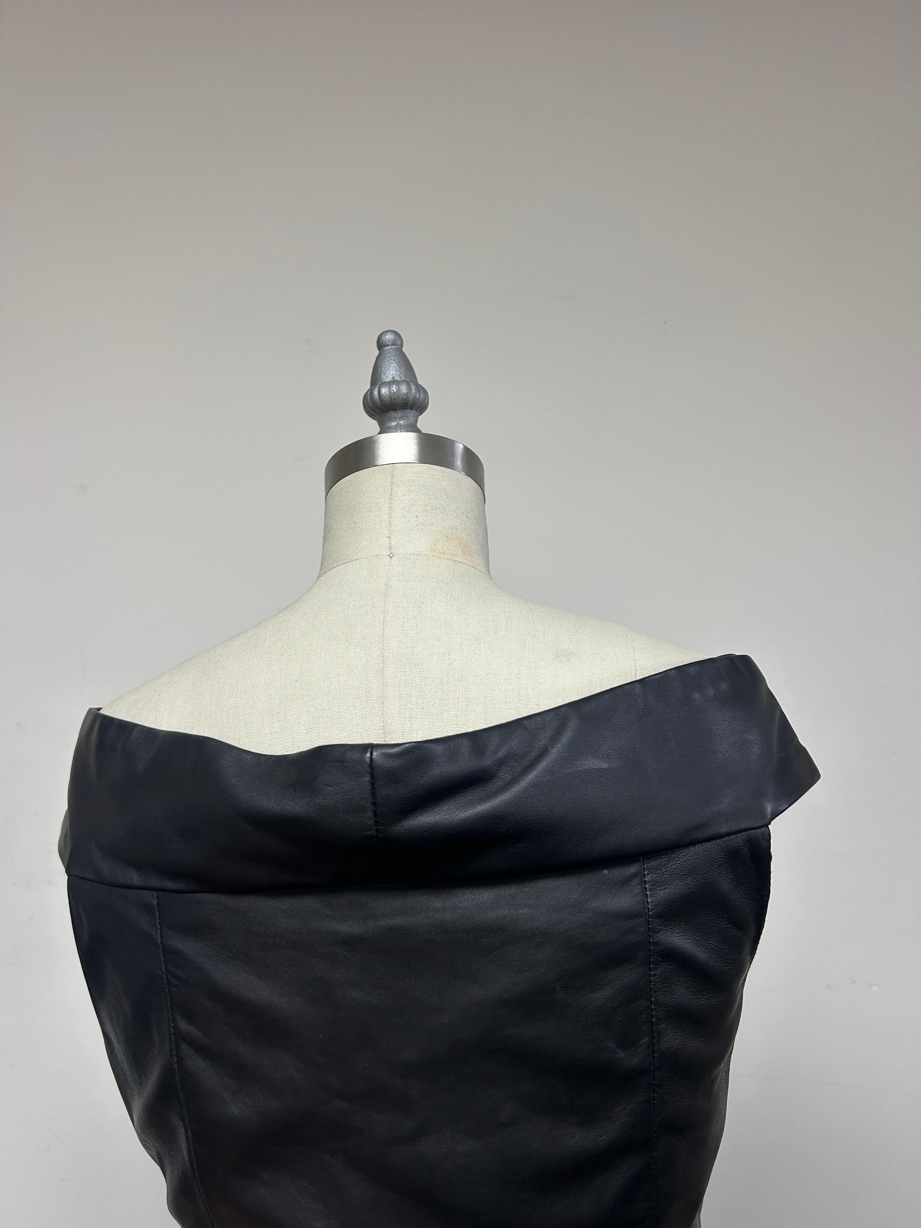 Vestido con Cinturón y Cuello en V de Piel Marrón Oscuro con Retrato en venta 2