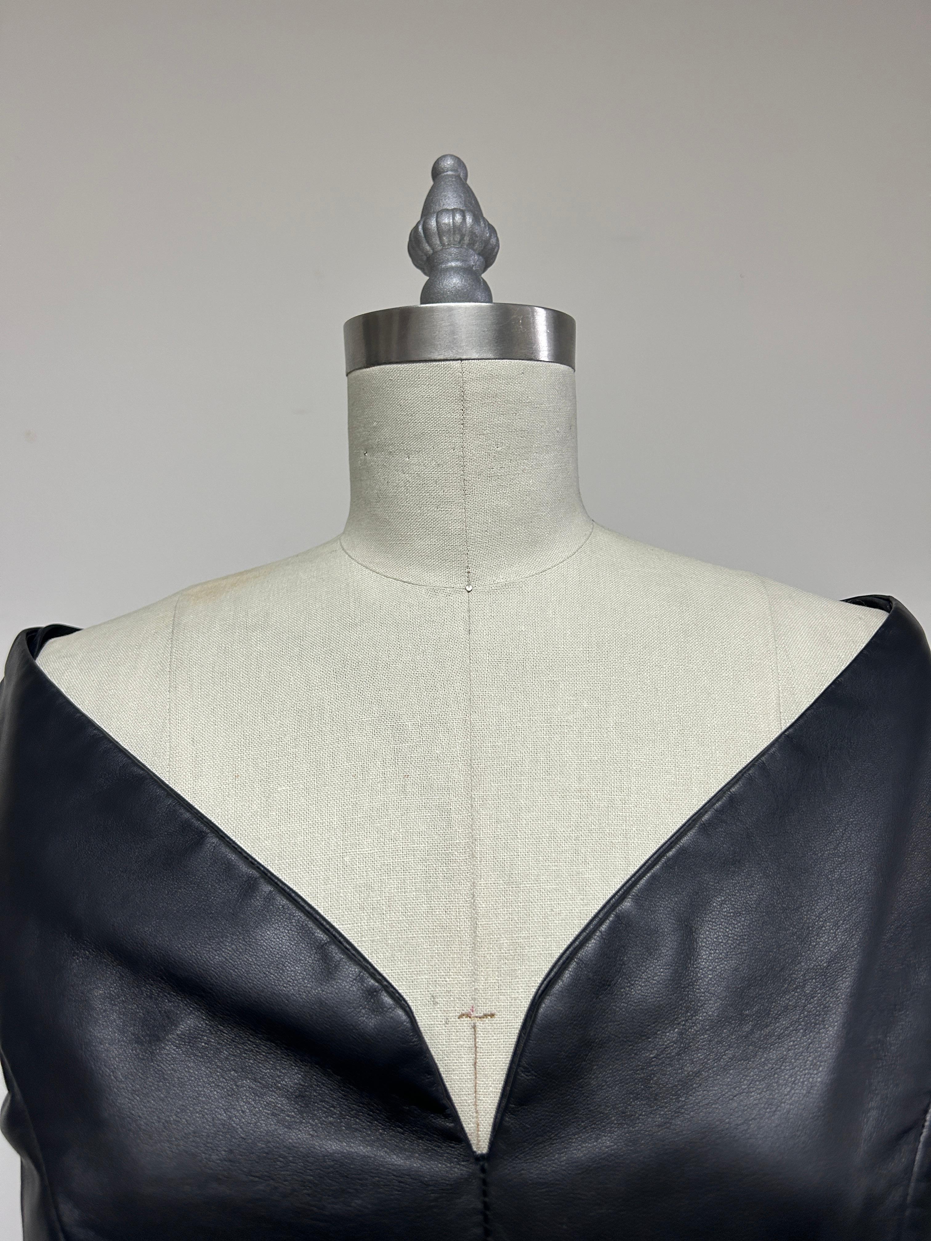 Vestido con Cinturón y Cuello en V de Piel Marrón Oscuro con Retrato en venta 3