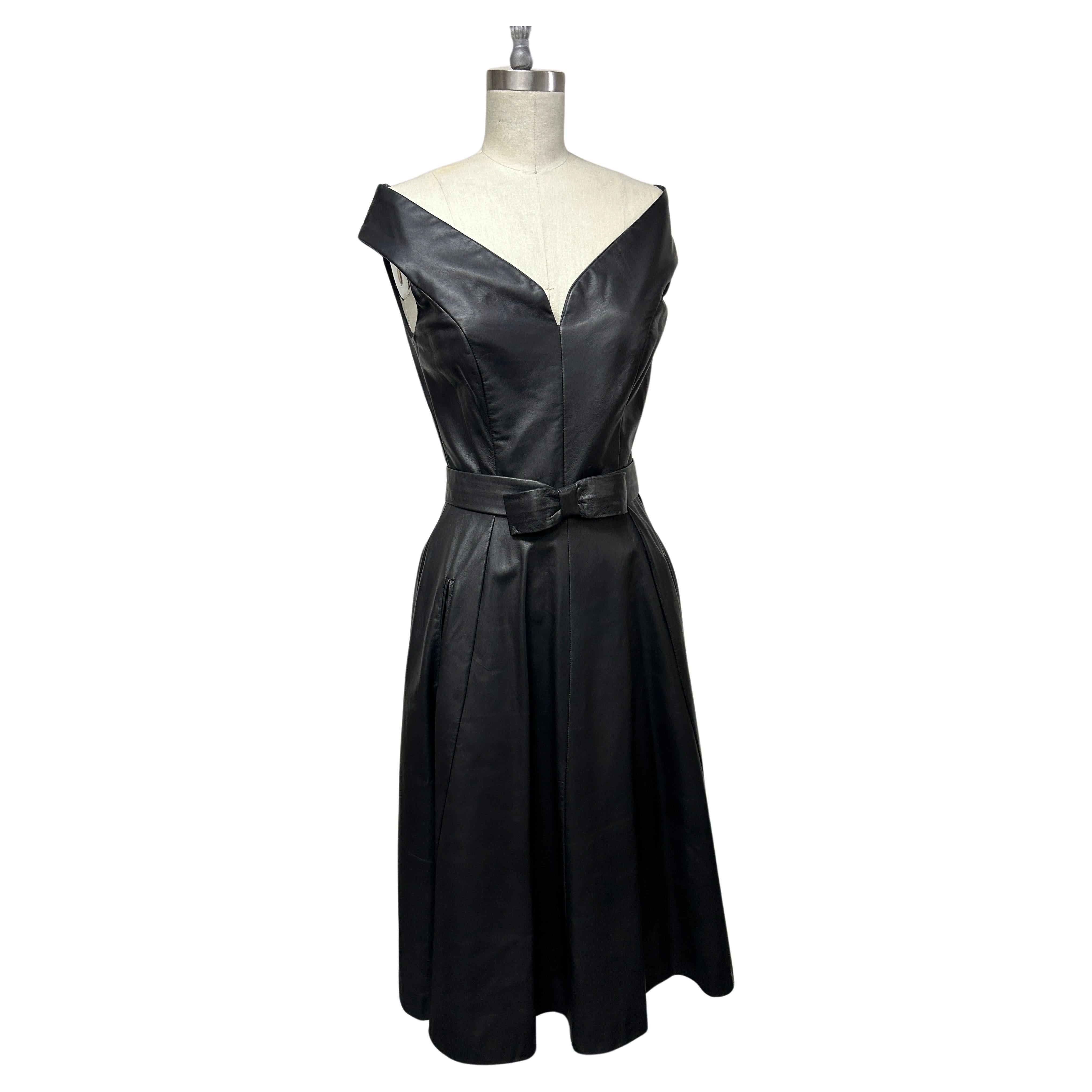 Vestido con Cinturón y Cuello en V de Piel Marrón Oscuro con Retrato en venta