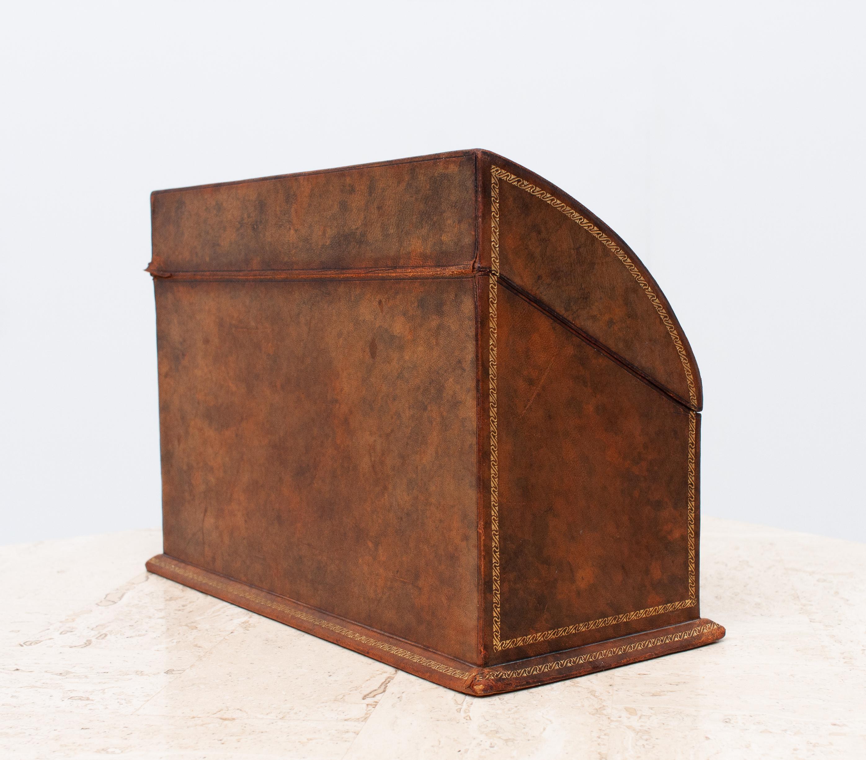 Leather Desk Letter Holder Box with Gold Embossing In Good Condition In Den Haag, NL