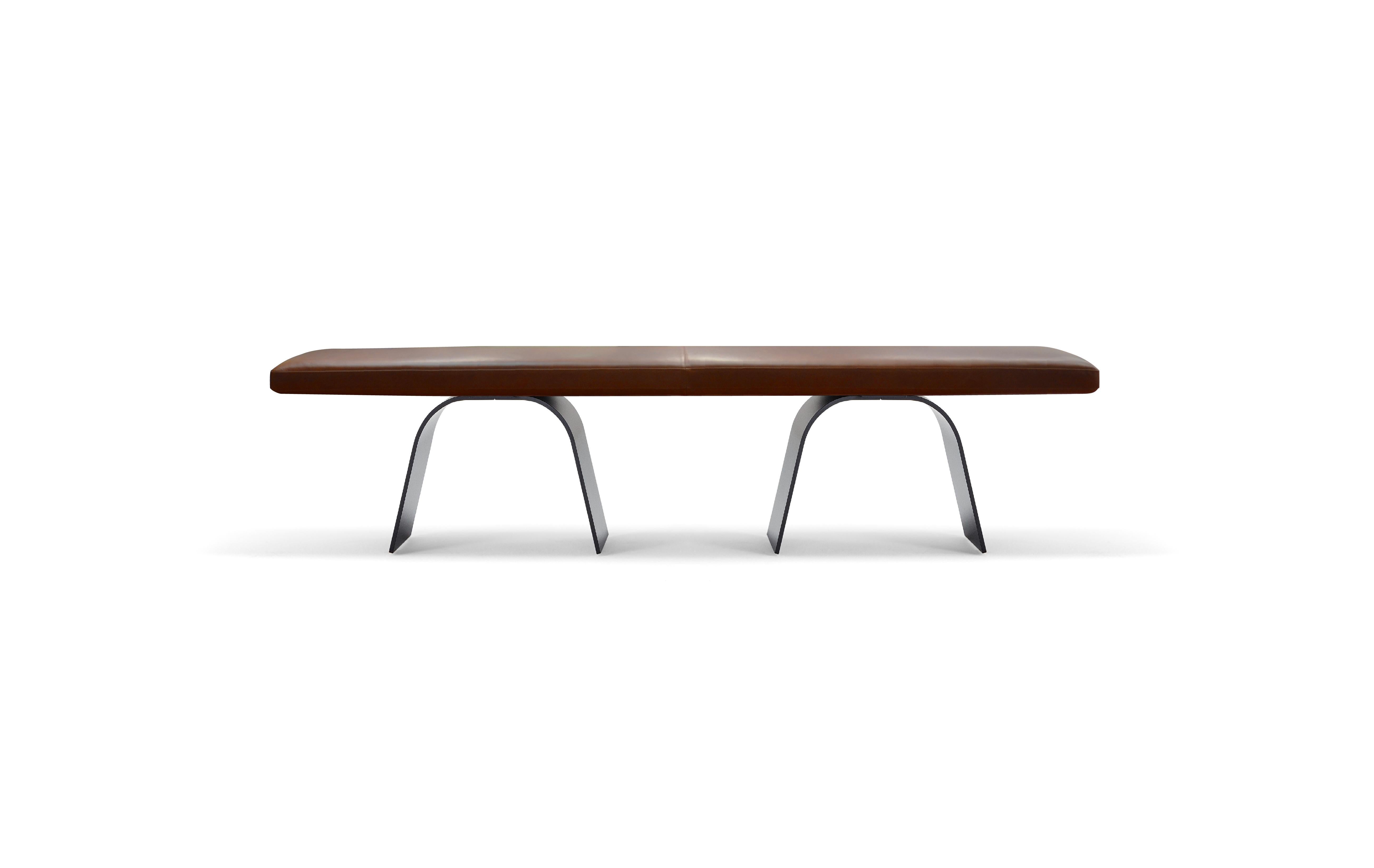 Panchina Desko in pelle di Amura Lab
Dimensioni: L 200 x P 40 x H 48 cm
Materiali: TOP: legno BASE: metallo.

Amura Lab:
Nel loro sguardo, portano la bellezza forte e struggente del Sud Italia. Nelle loro mani, la passione e l'attenta maestria con