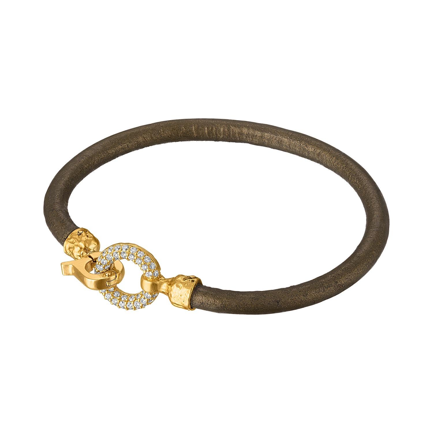 Questo braccialetto di grande effetto è caratterizzato da un esclusivo cinturino in pelle verde metallizzato, che offre un look moderno e sofisticato. Al centro di questo gioiello c'è una chiusura di diamanti fatta a mano, meticolosamente realizzata