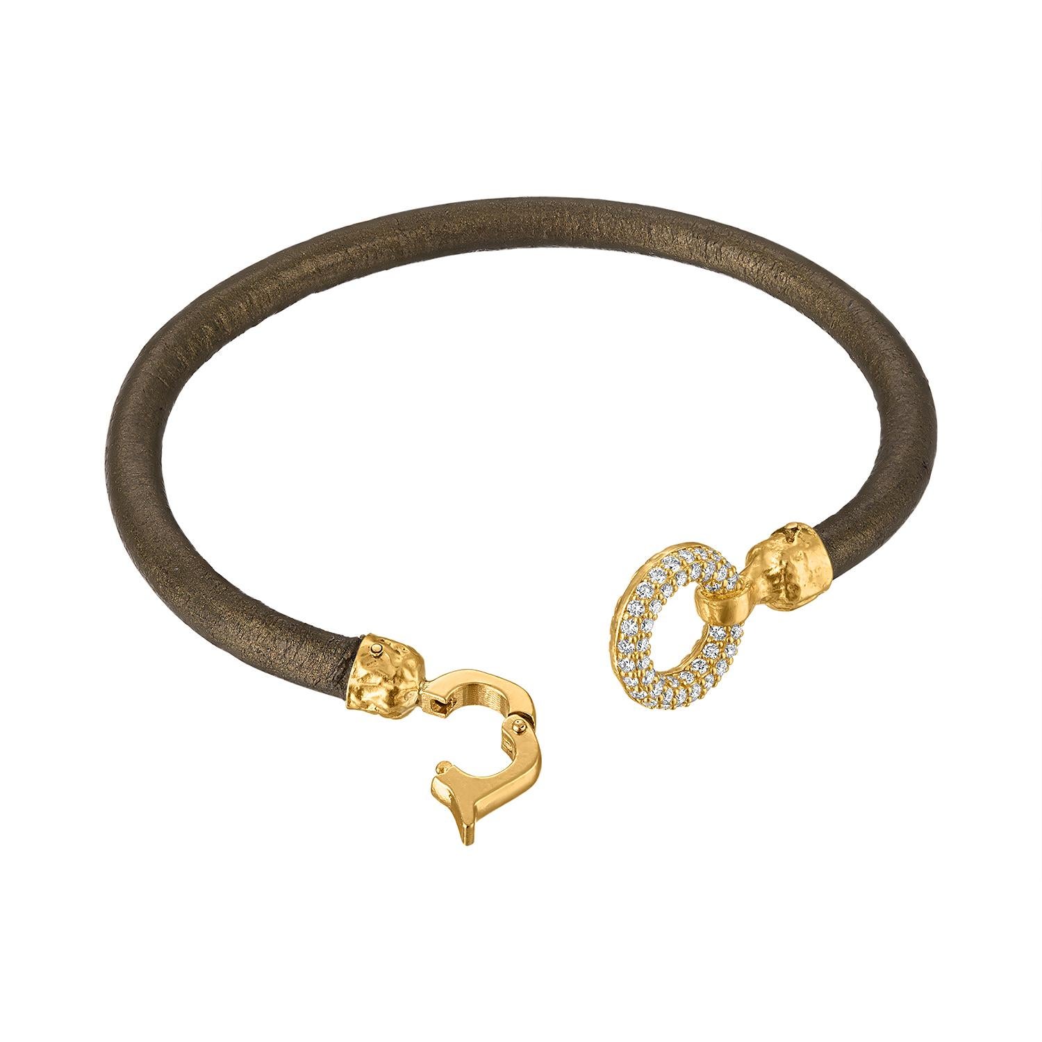 Artigiano Bracciale in pelle con diamanti in oro 22k in vendita