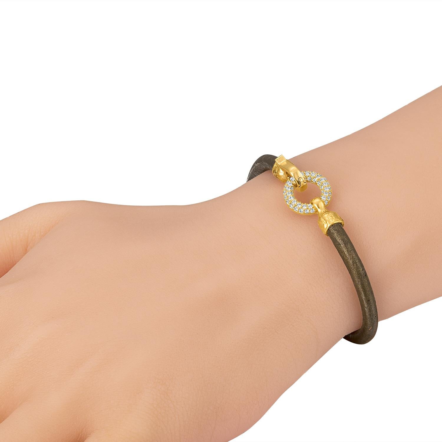 Taglio brillante Bracciale in pelle con diamanti in oro 22k in vendita