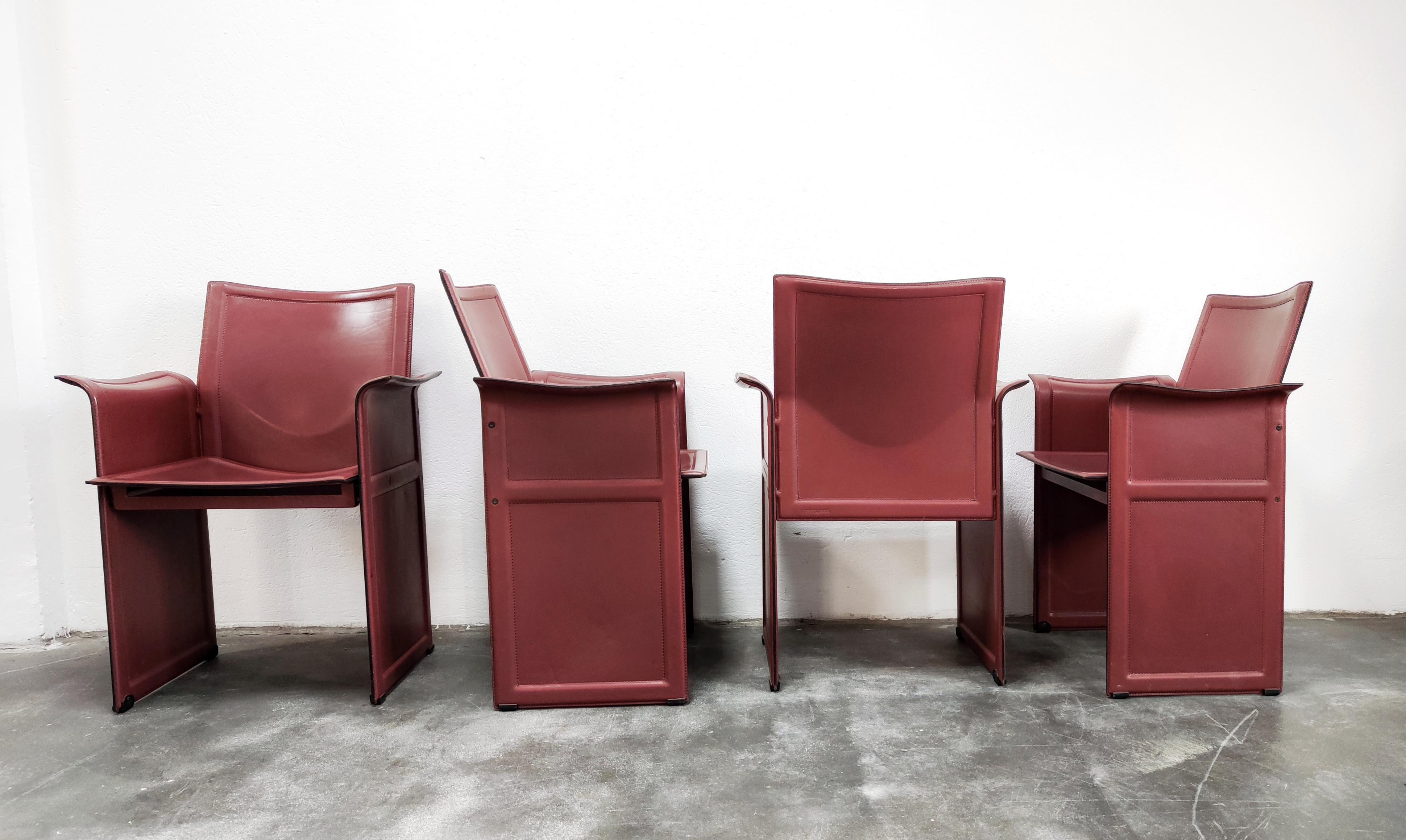 In diesem Angebot finden Sie einen Satz von 4 cognacbraunen postmodernen Esszimmerstühlen, entworfen von Tito Agnoli für Matteo Grassi im Jahr 1979 in Italien. Dieses Modell des Stuhls oder Sessels ist Korium. Er zeichnet sich durch ein hochwertiges