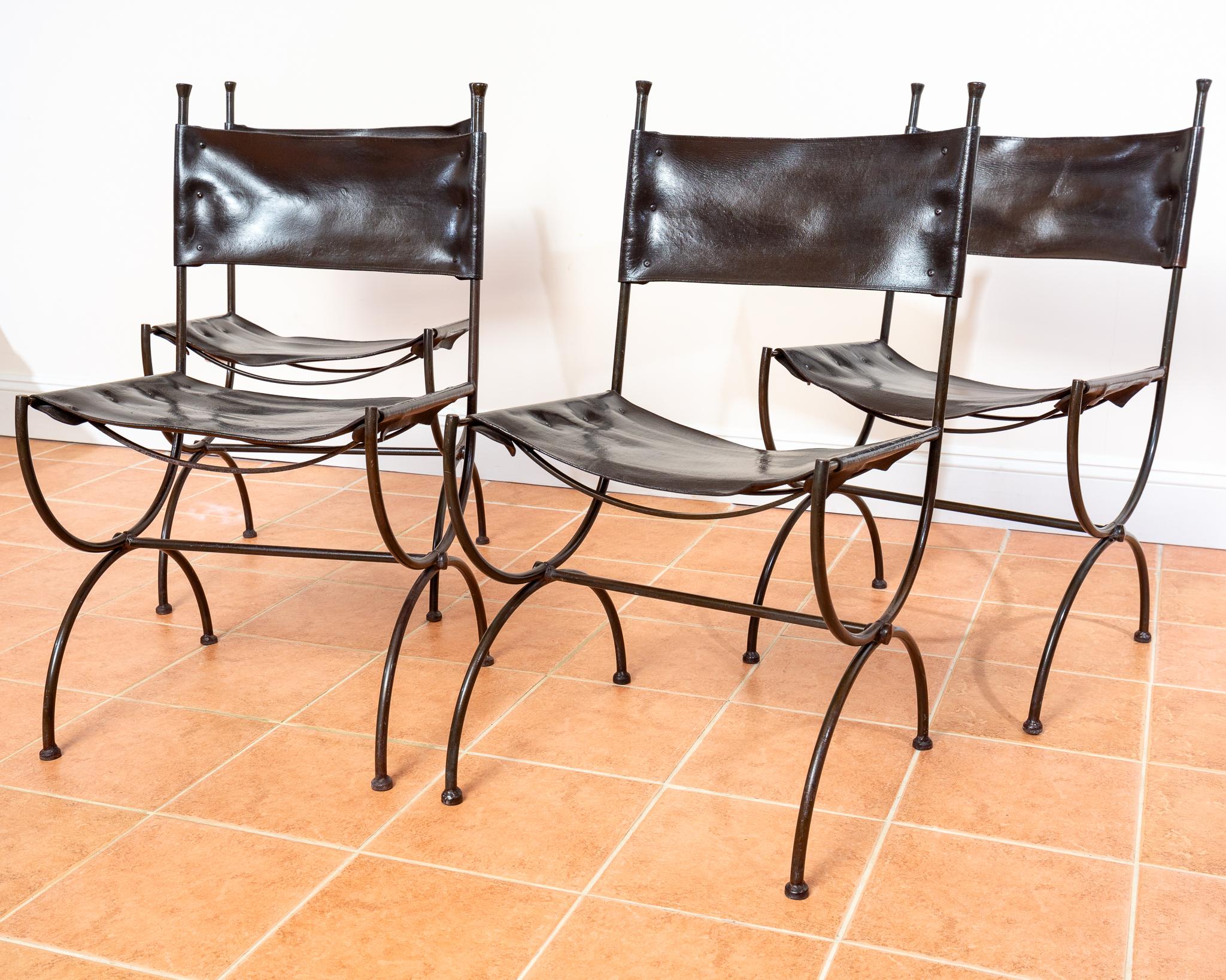 Un ensemble impressionnant et rare de quatre chaises de salle à manger en fer forgé et cuir de selle dans un bel état vintage. Probablement fabriquées en Espagne dans les années 1970, ces chaises d'une beauté saisissante rehausseront n'importe quel