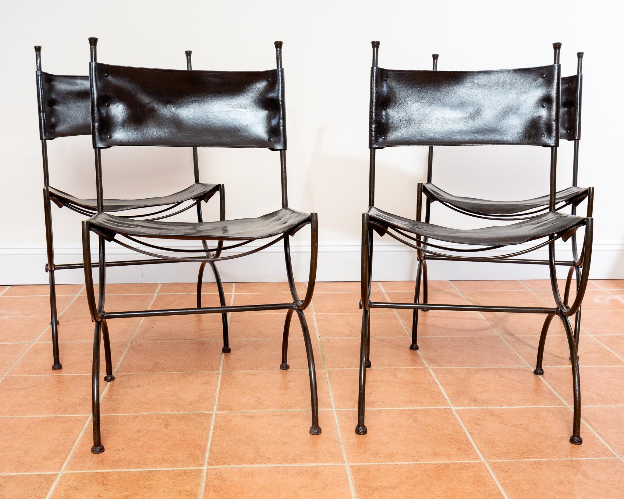 Colonial espagnol Chaises de salle à manger en cuir Fer forgé Set of 4 Vintage Spanish Curule Savonarola en vente