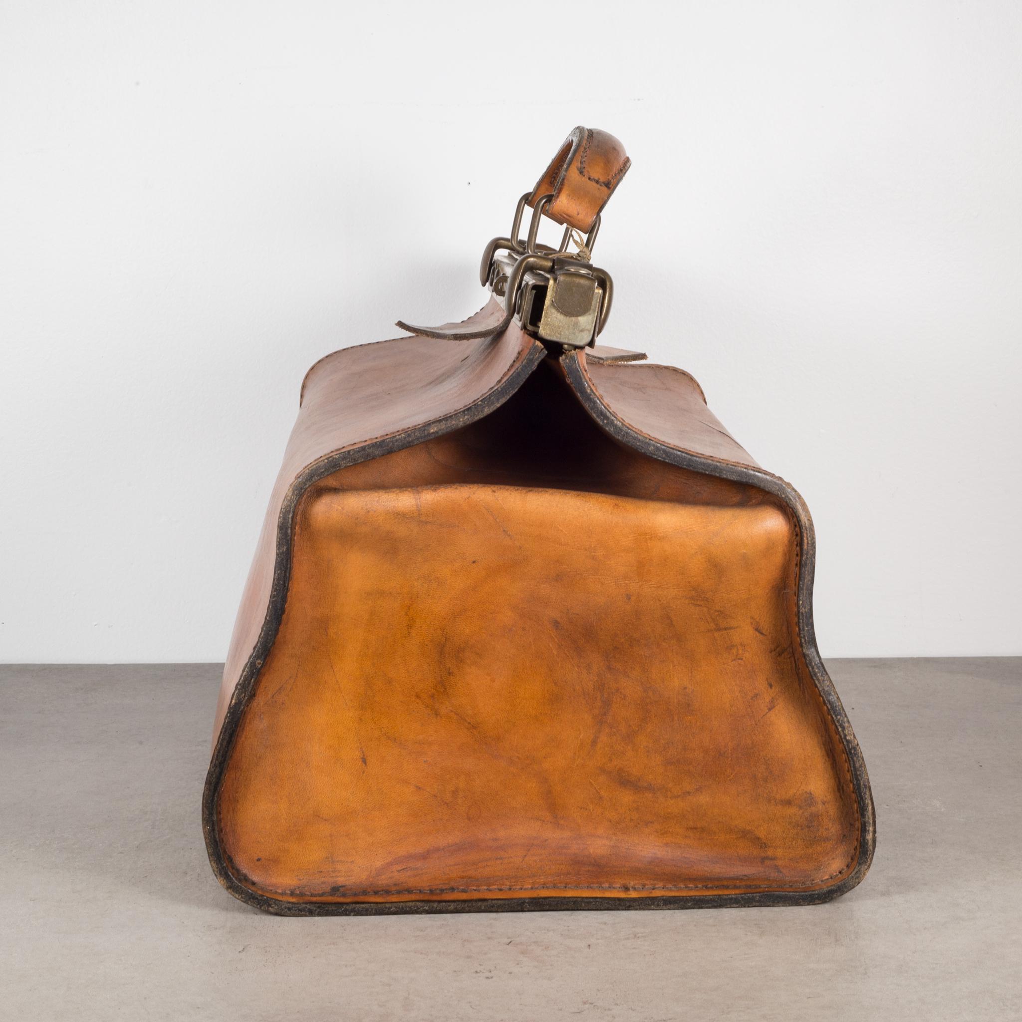 Leather Doctor's Examination House Call Bag c.1930-1940 In Good Condition In San Francisco, CA