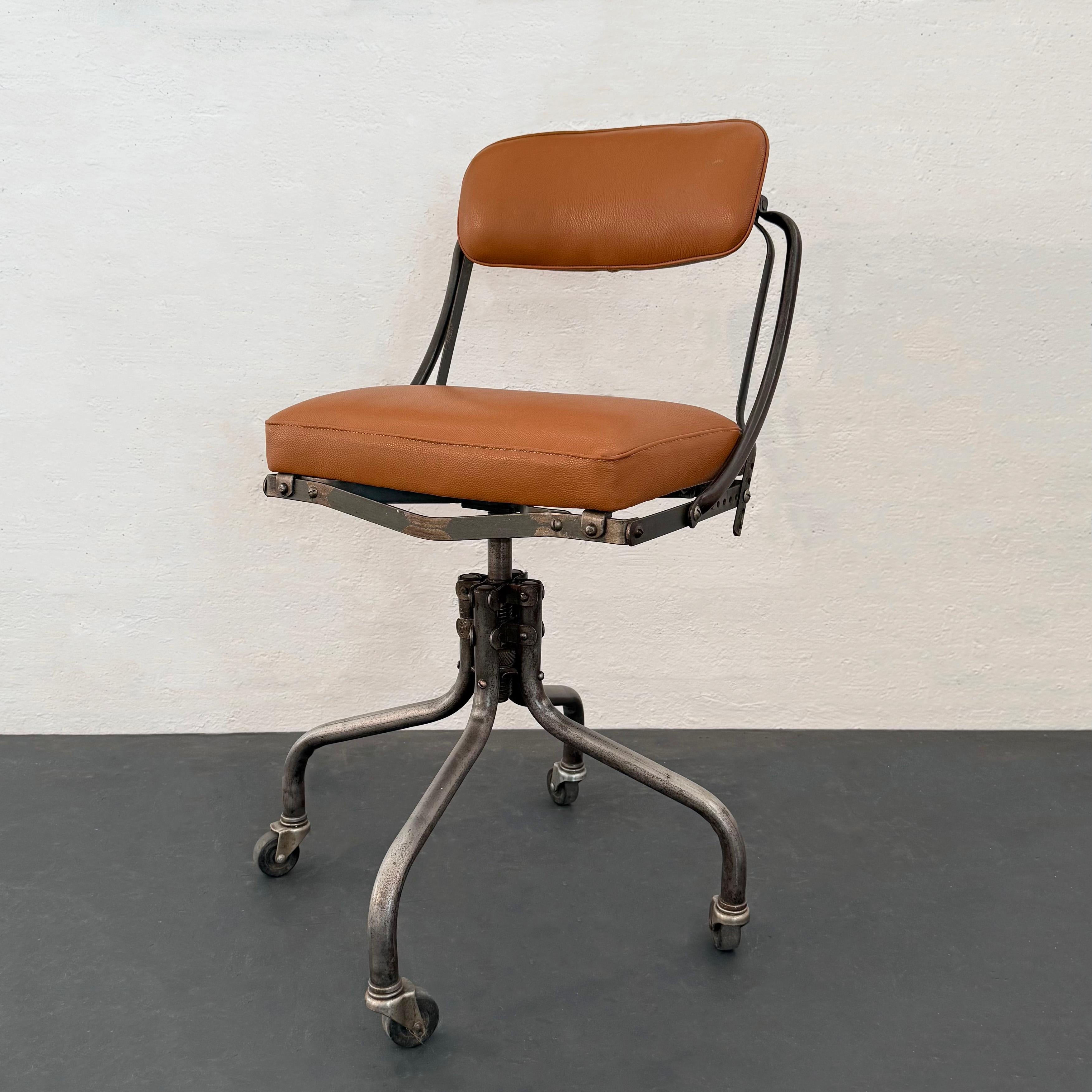 Dieser drehbare Büroarbeitsstuhl wurde von der DoMore Chair Company um 1940 hergestellt. Der Stuhl wurde mit Blick auf den Komfort entwickelt und ist extrem verstellbar. Die Rückenlehne ist neigbar und kann nach vorne und hinten verstellt werden.