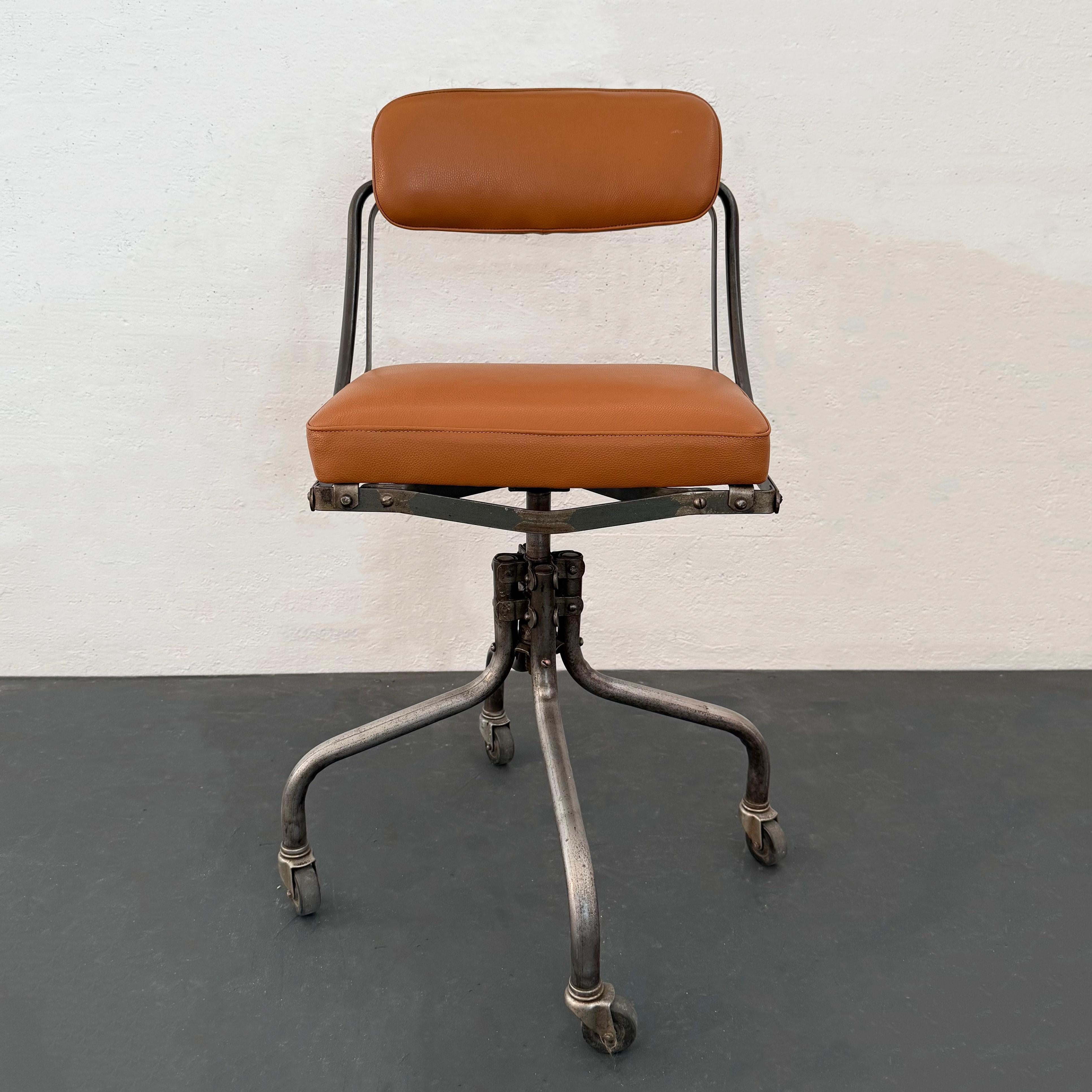 Leder DoMore Industrieller, drehbarer, verstellbarer, rollender Schreibtischstuhl (amerikanisch) im Angebot