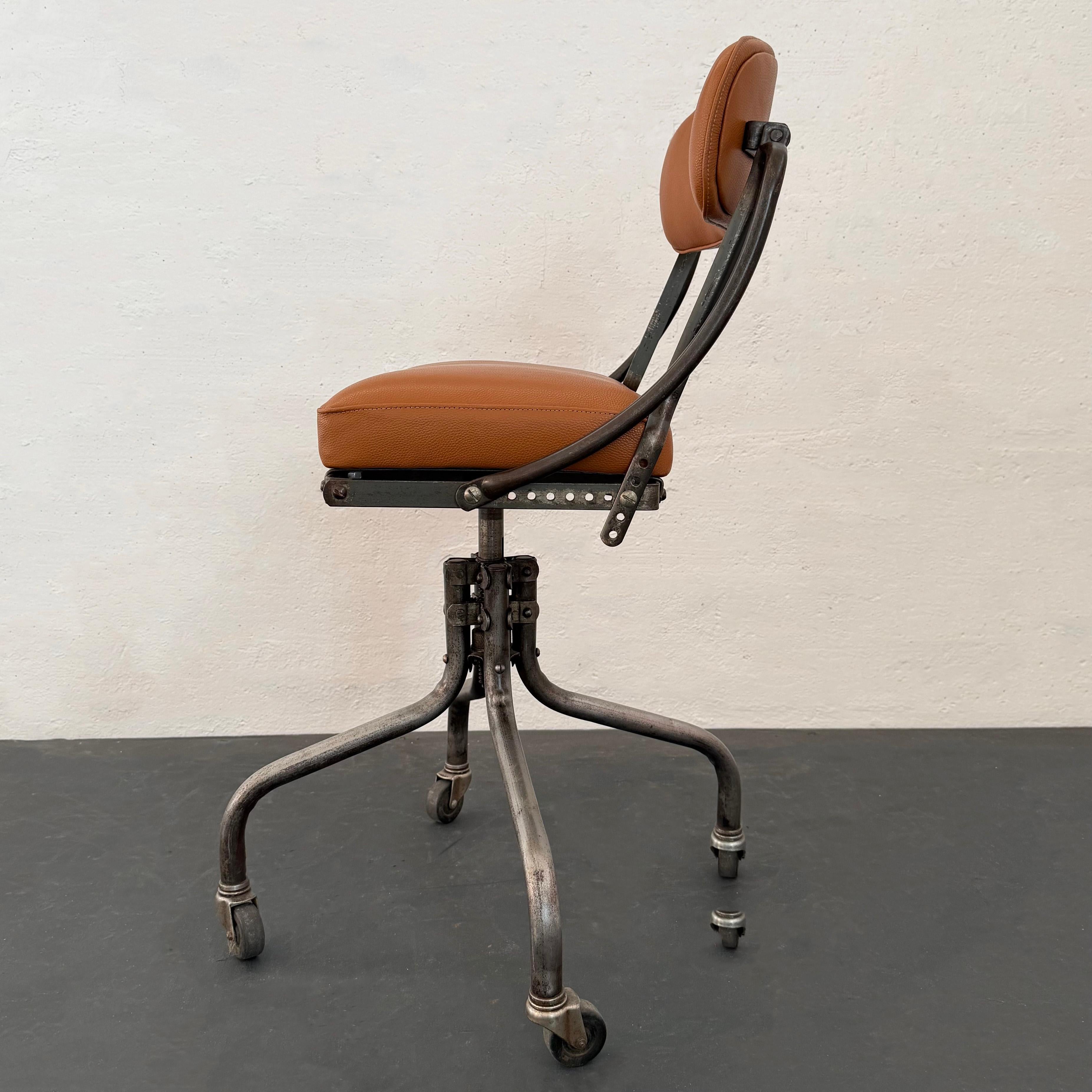 Leder DoMore Industrieller, drehbarer, verstellbarer, rollender Schreibtischstuhl im Zustand „Gut“ im Angebot in Brooklyn, NY