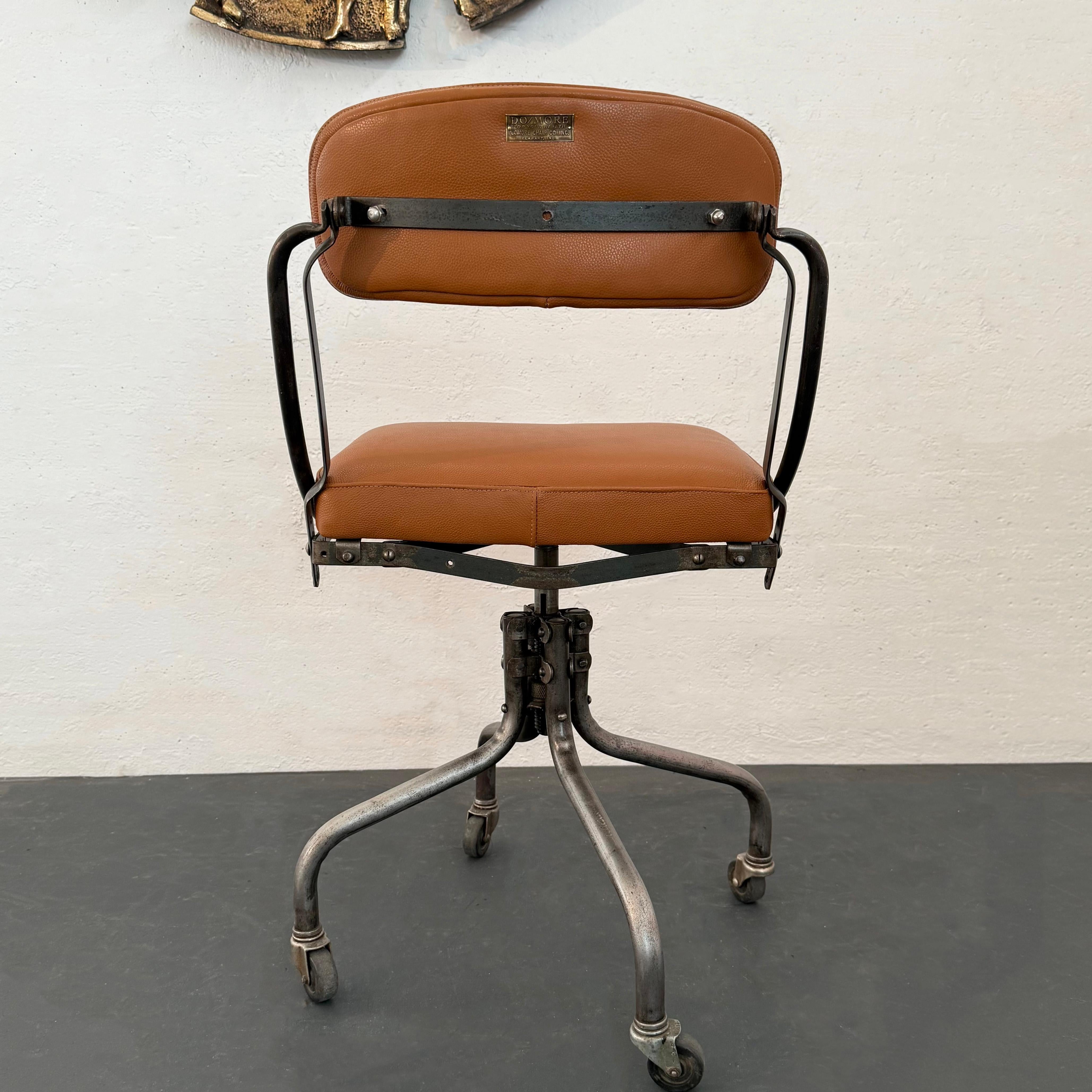 Leder DoMore Industrieller, drehbarer, verstellbarer, rollender Schreibtischstuhl (Stahl) im Angebot