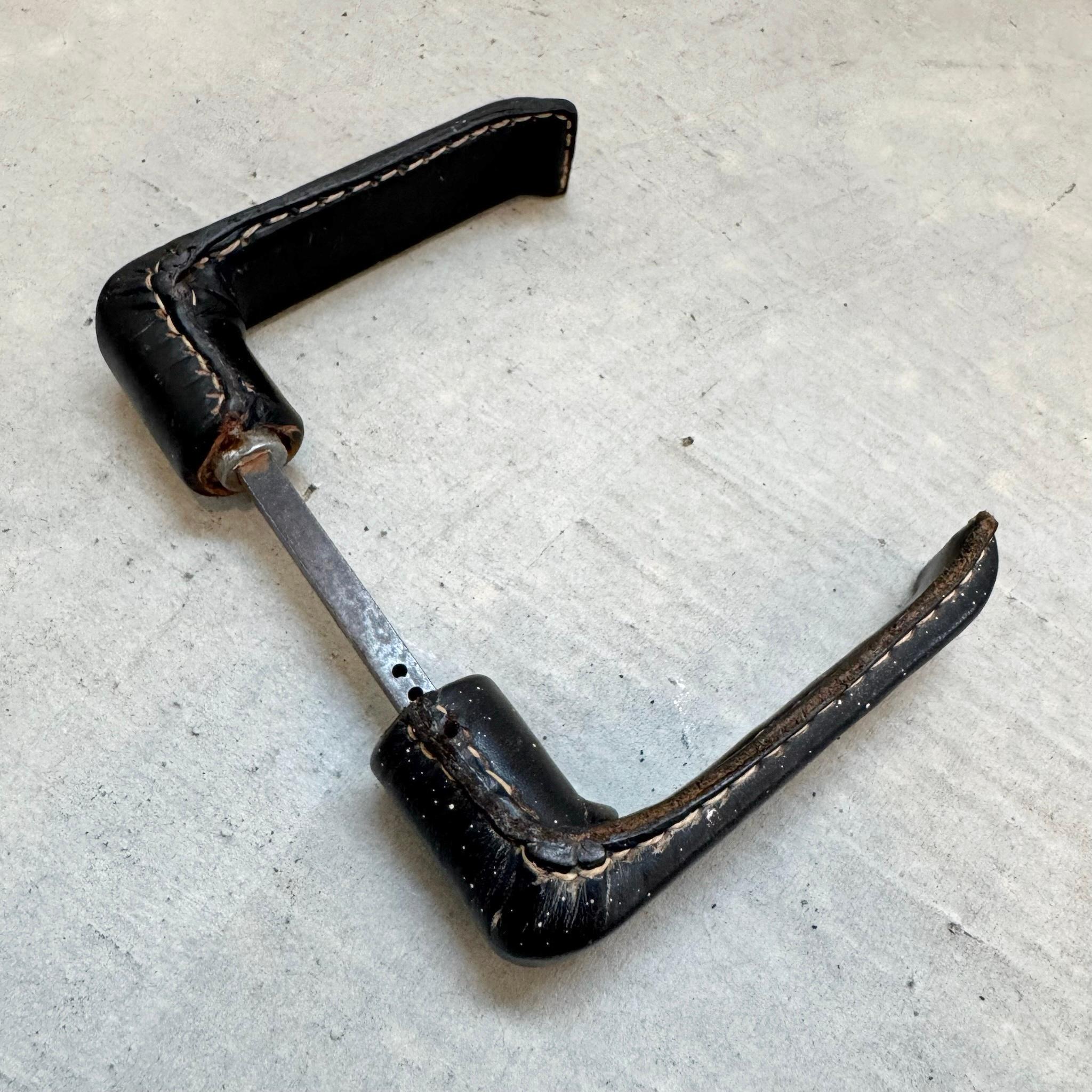 Français Poignée de porte en cuir par Jacques Adnet, 1950 France en vente