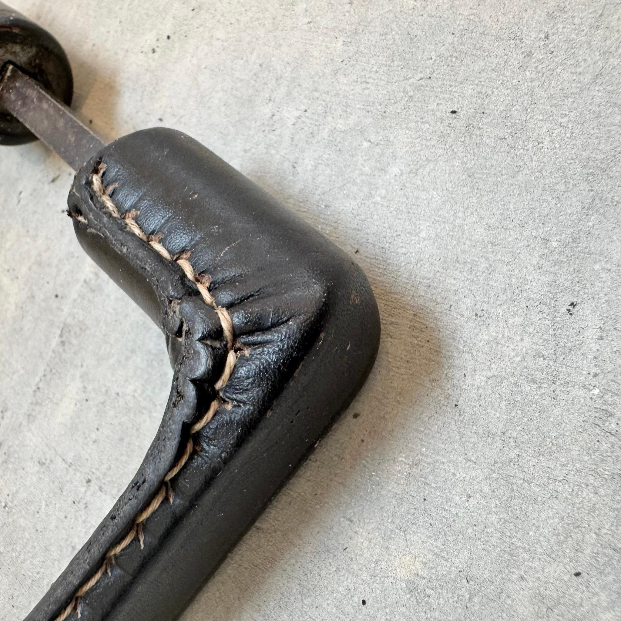 Poignée de porte en cuir par Jacques Adnet, 1950 France en vente 1