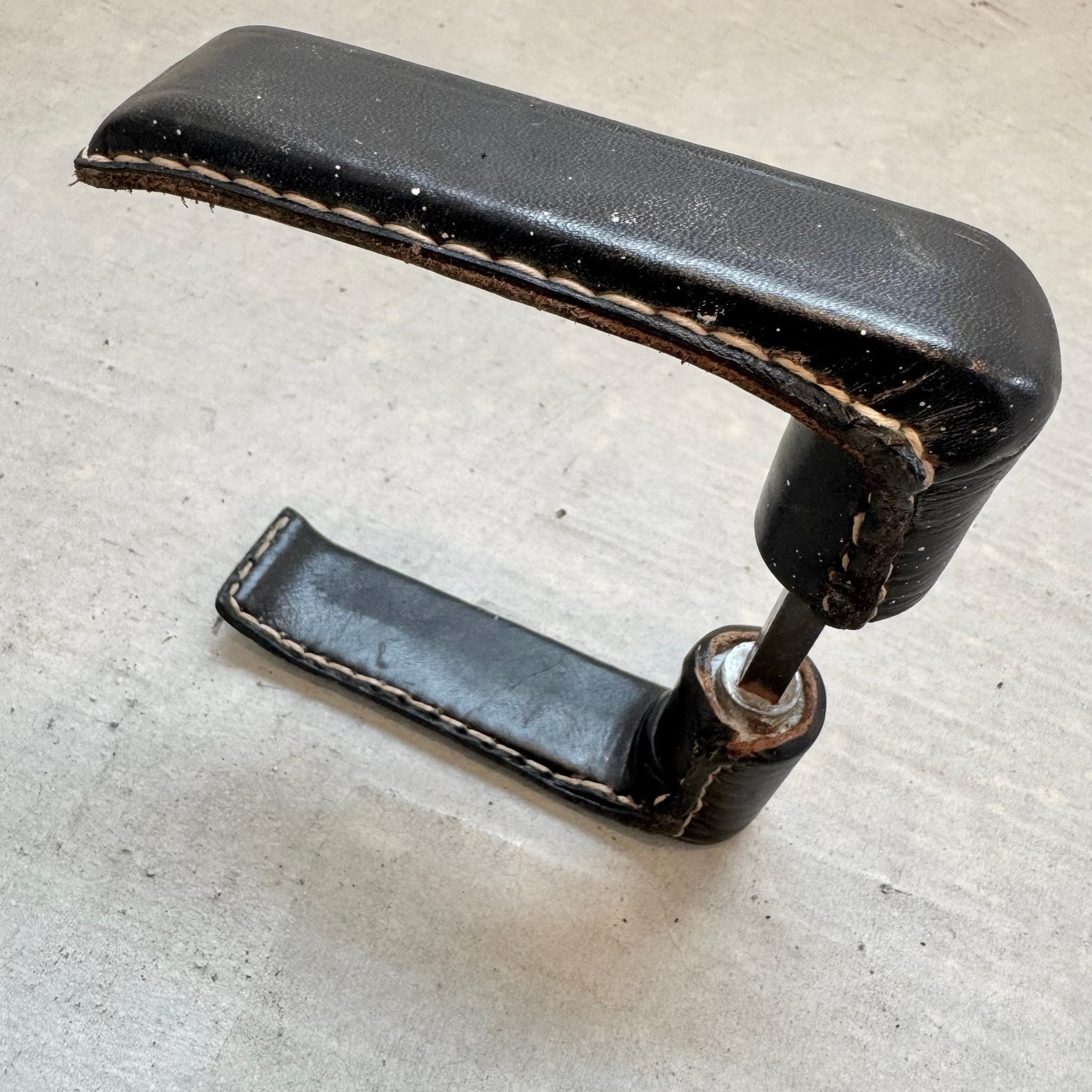 Poignée de porte en cuir par Jacques Adnet, 1950 France en vente 2