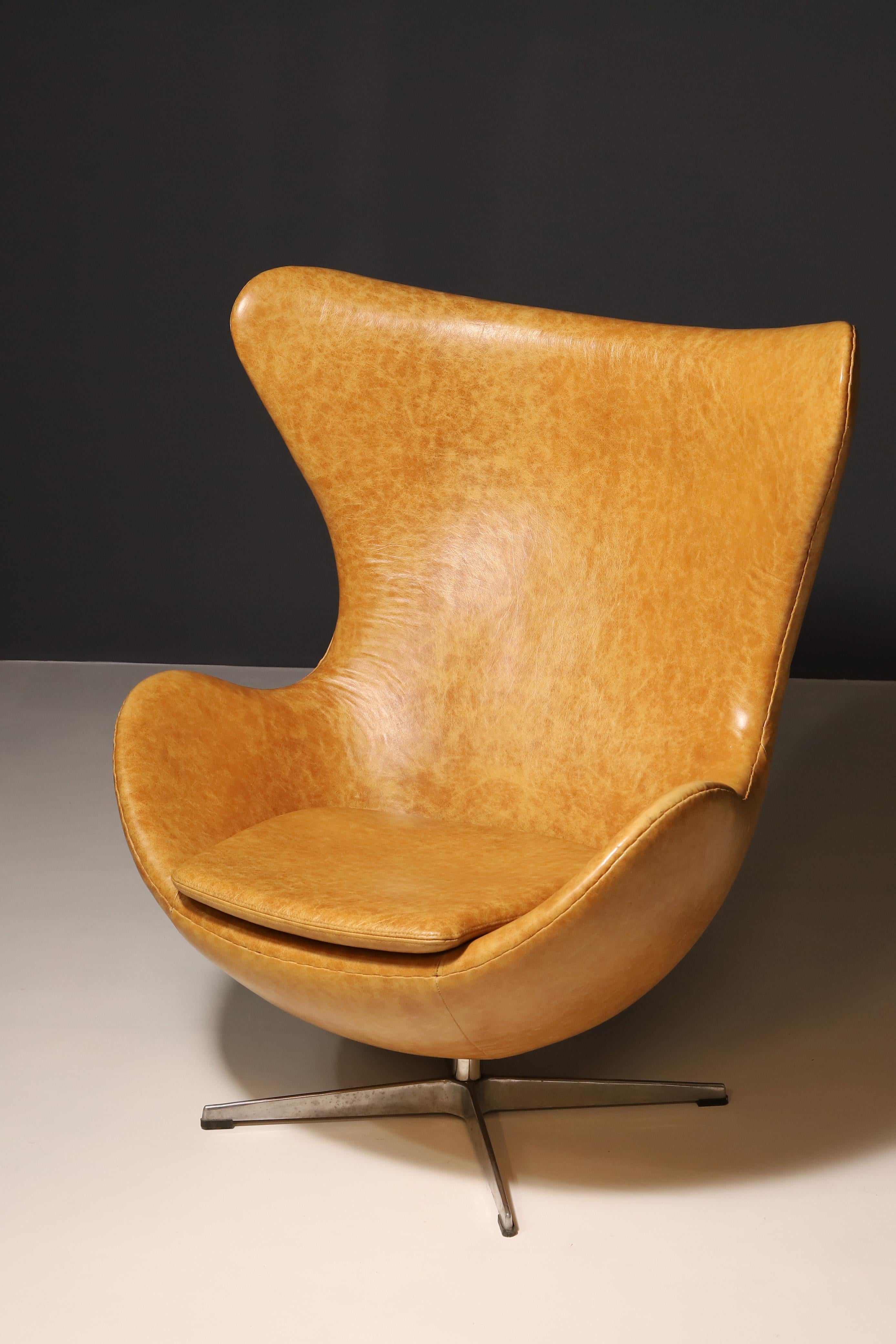 Questa iconica poltrona girevole è stata disegnata da Arne Jacobsen nel 1958 per l'Hotel SAS Royal Copenhagen in Danimarca ed è una delle sedie più famose al mondo, riconosciuta dagli amanti del design di tutti i paesi come la sedia uovo. Questo