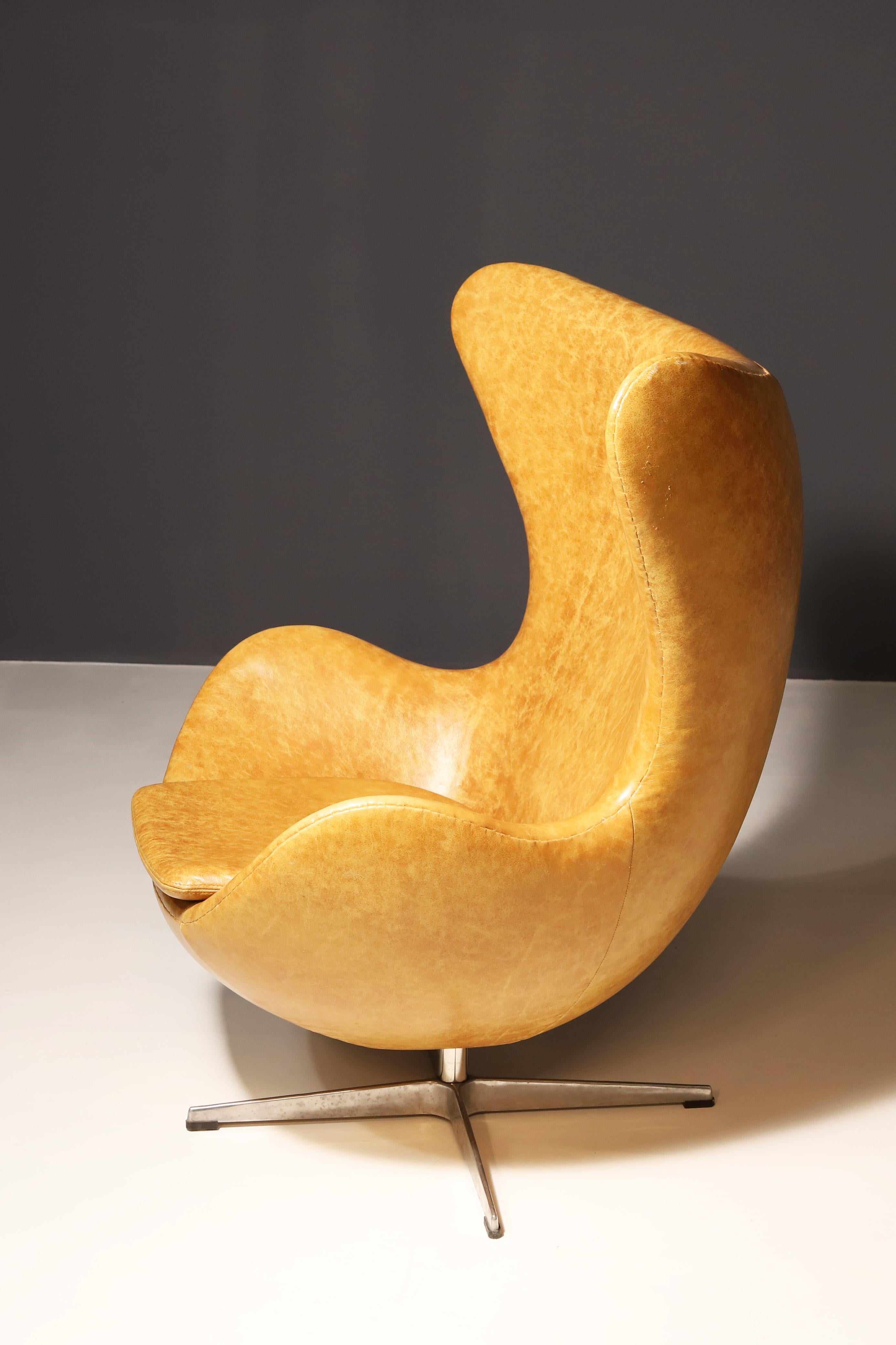 Mid-Century moderno Sedia Egg in pelle 3316 di Arne Jacobsen in vendita