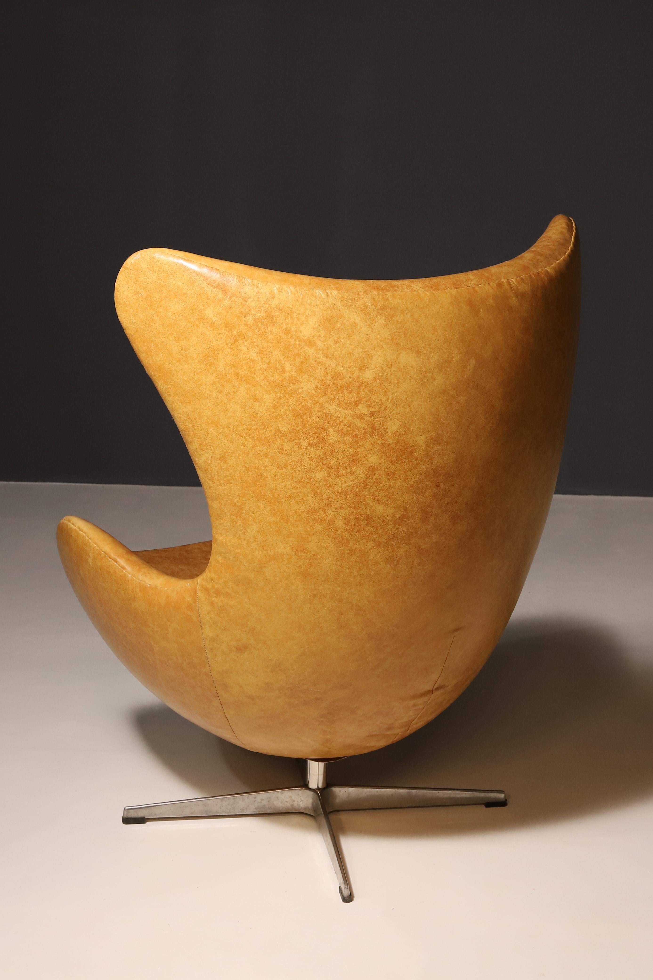 Danese Sedia Egg in pelle 3316 di Arne Jacobsen in vendita