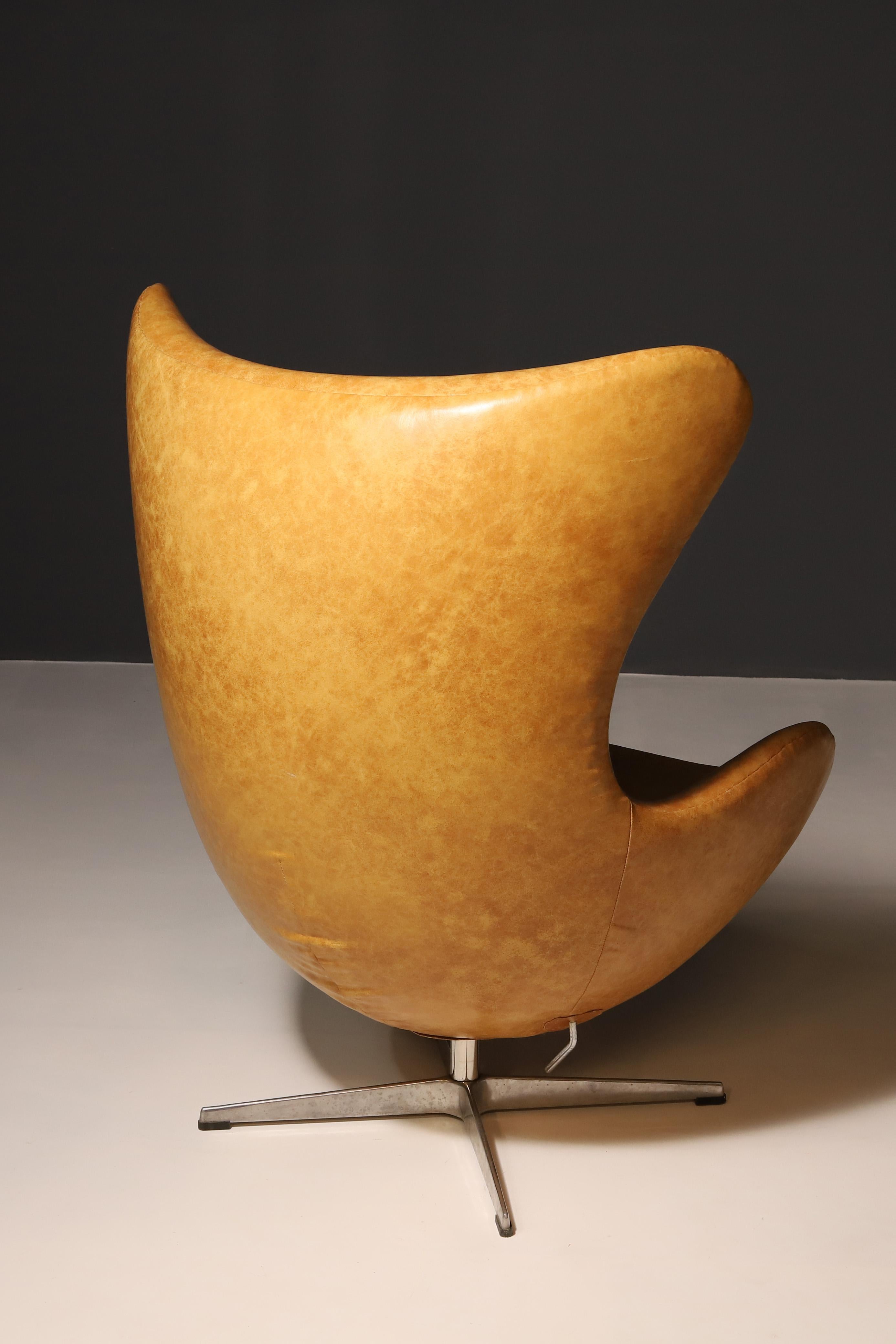 Sedia Egg in pelle 3316 di Arne Jacobsen In condizioni buone in vendita a Prague 8, CZ