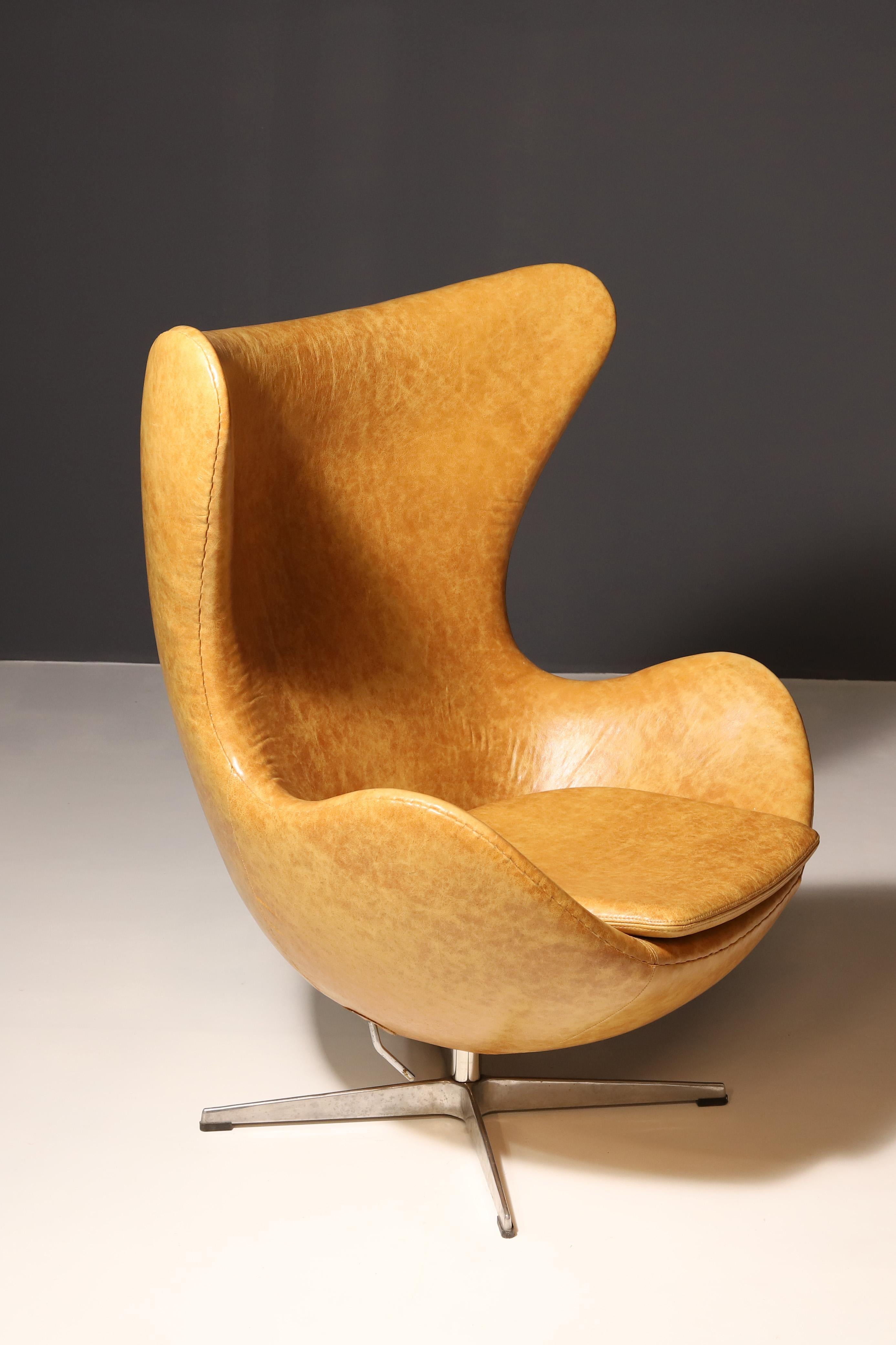 Metà XX secolo Sedia Egg in pelle 3316 di Arne Jacobsen in vendita