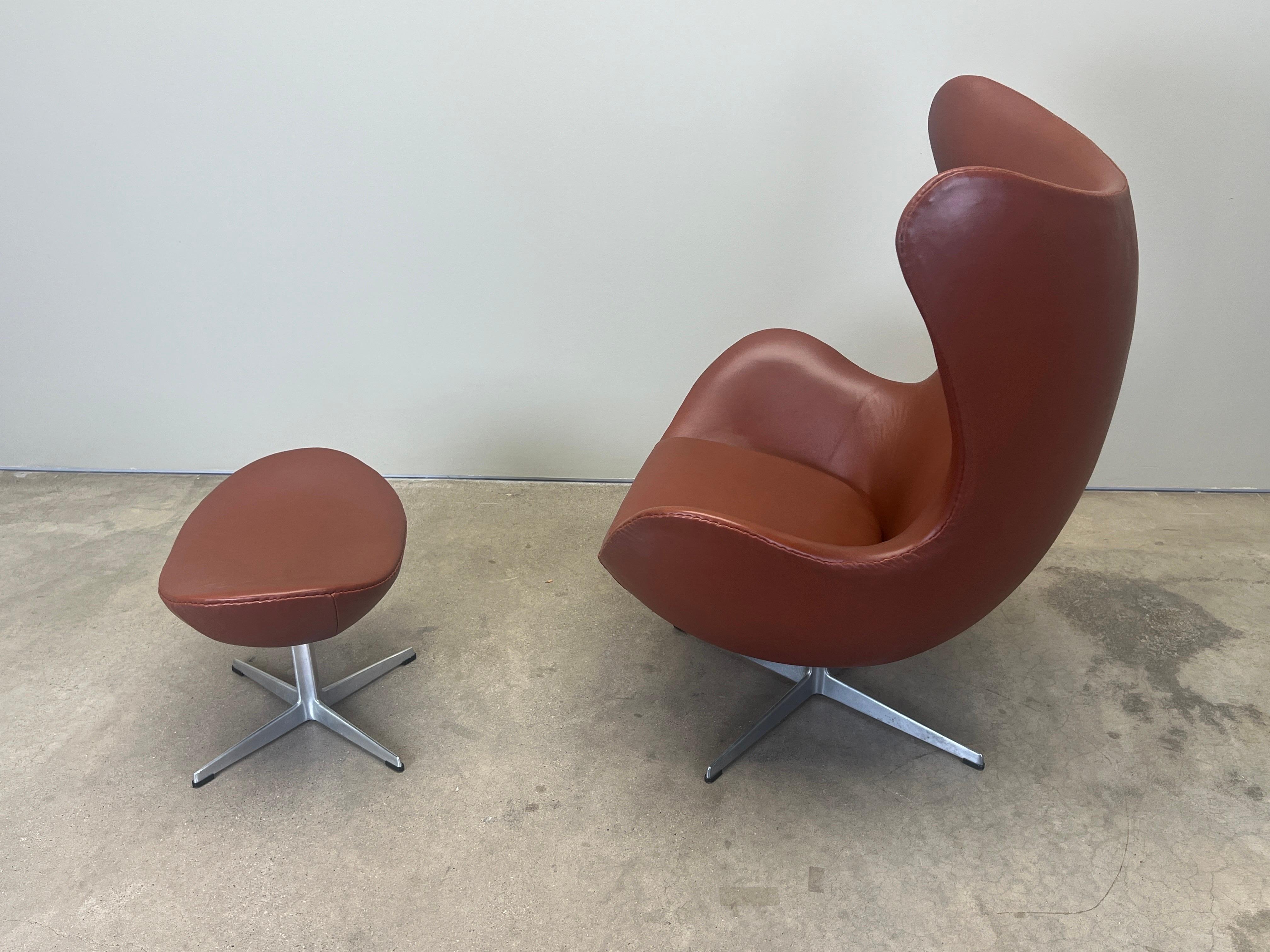 Leather Egg Chair and Ottoman by Arne Jacobsen For Sale 6