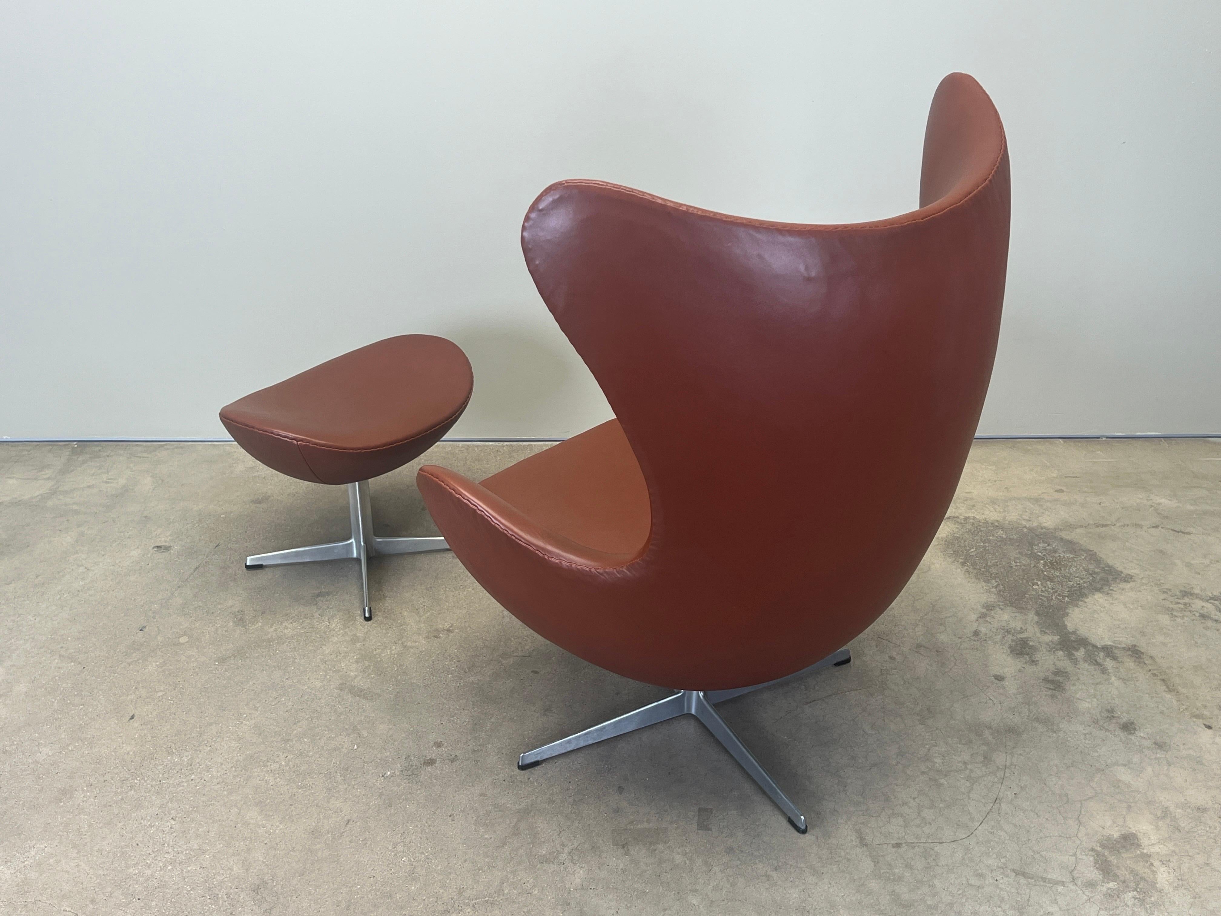 Leather Egg Chair and Ottoman by Arne Jacobsen For Sale 8