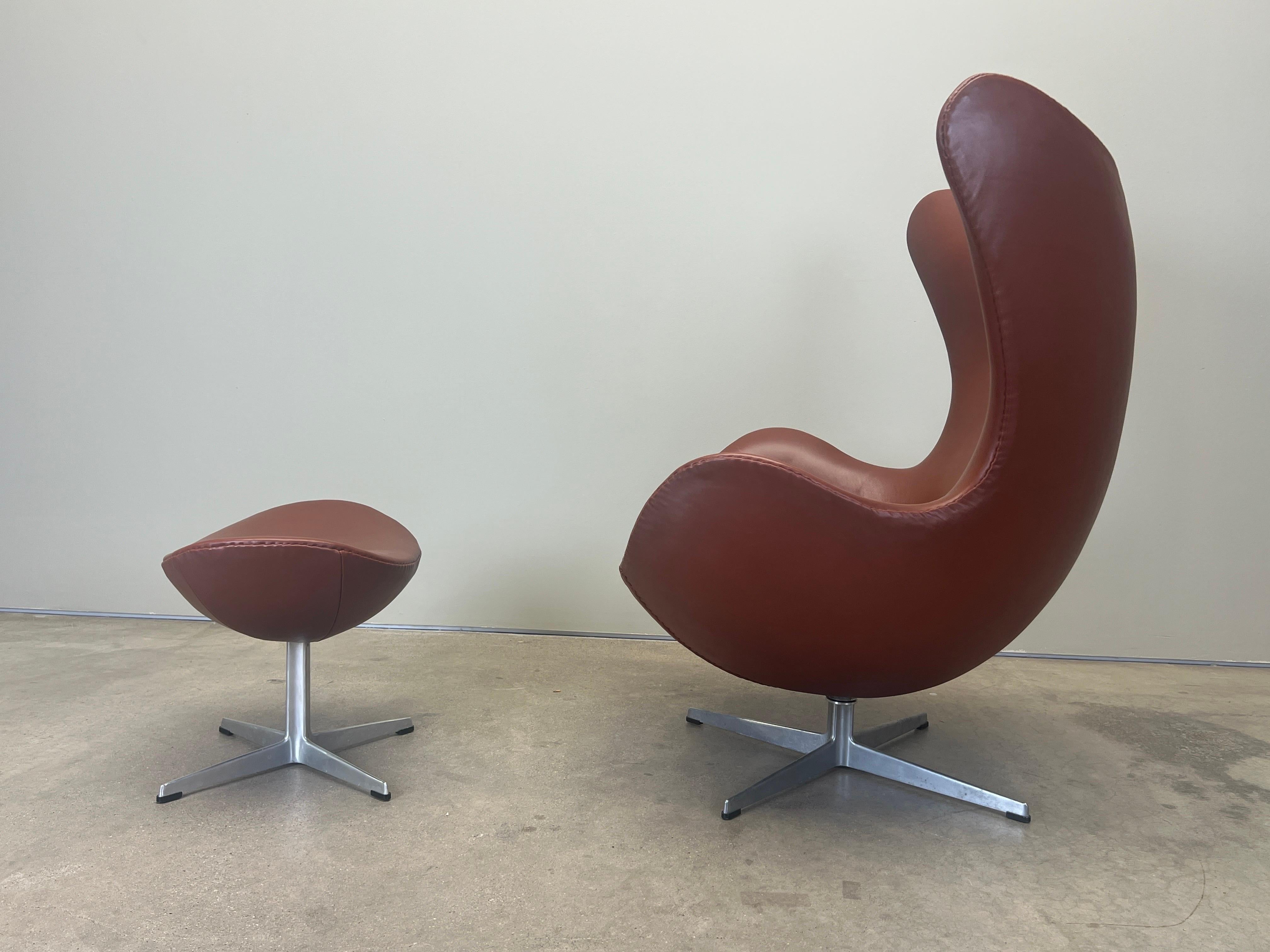 Leather Egg Chair and Ottoman by Arne Jacobsen For Sale 10