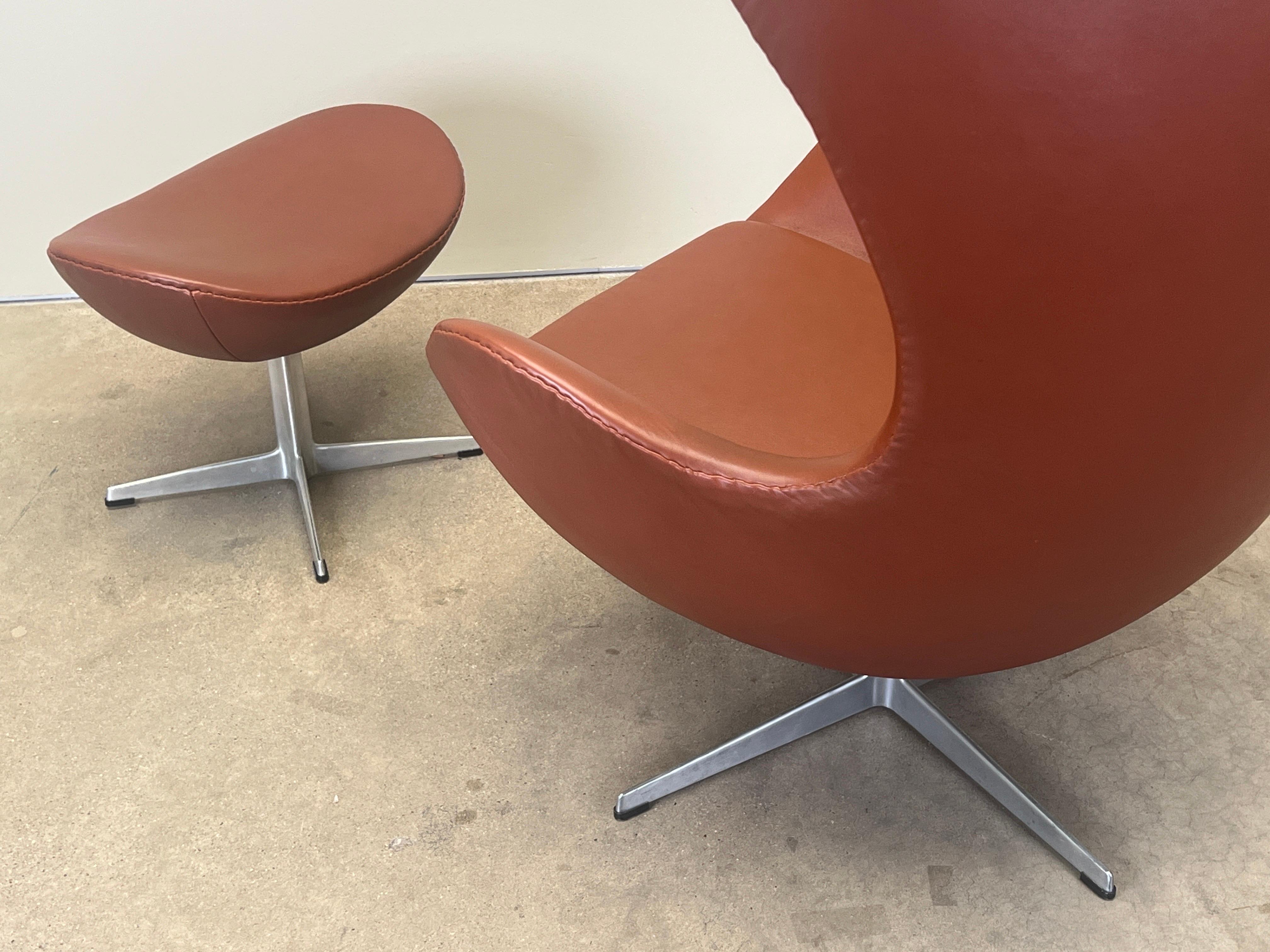 Leather Egg Chair and Ottoman by Arne Jacobsen For Sale 11