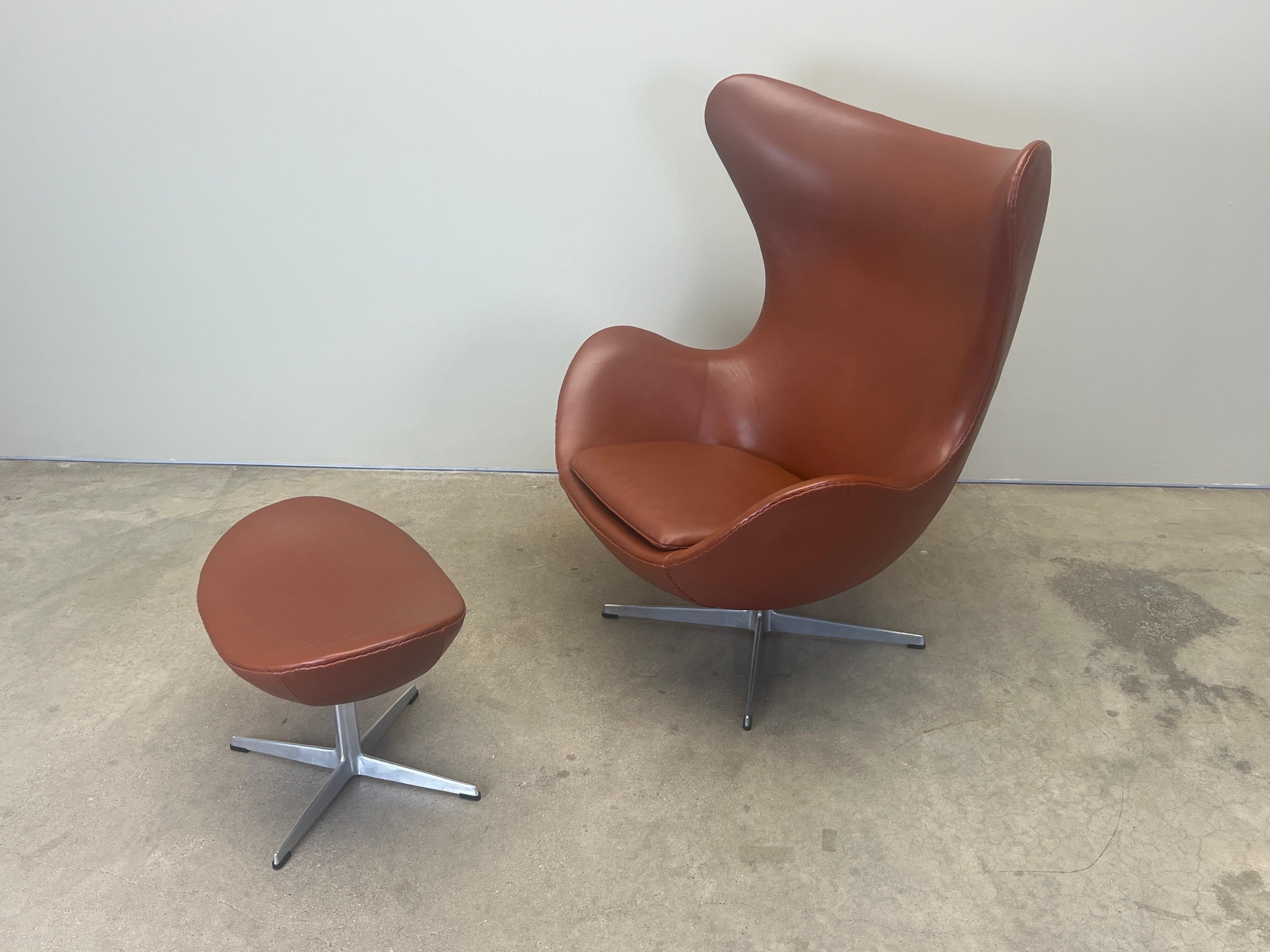 Leather Egg Chair and Ottoman by Arne Jacobsen For Sale 1