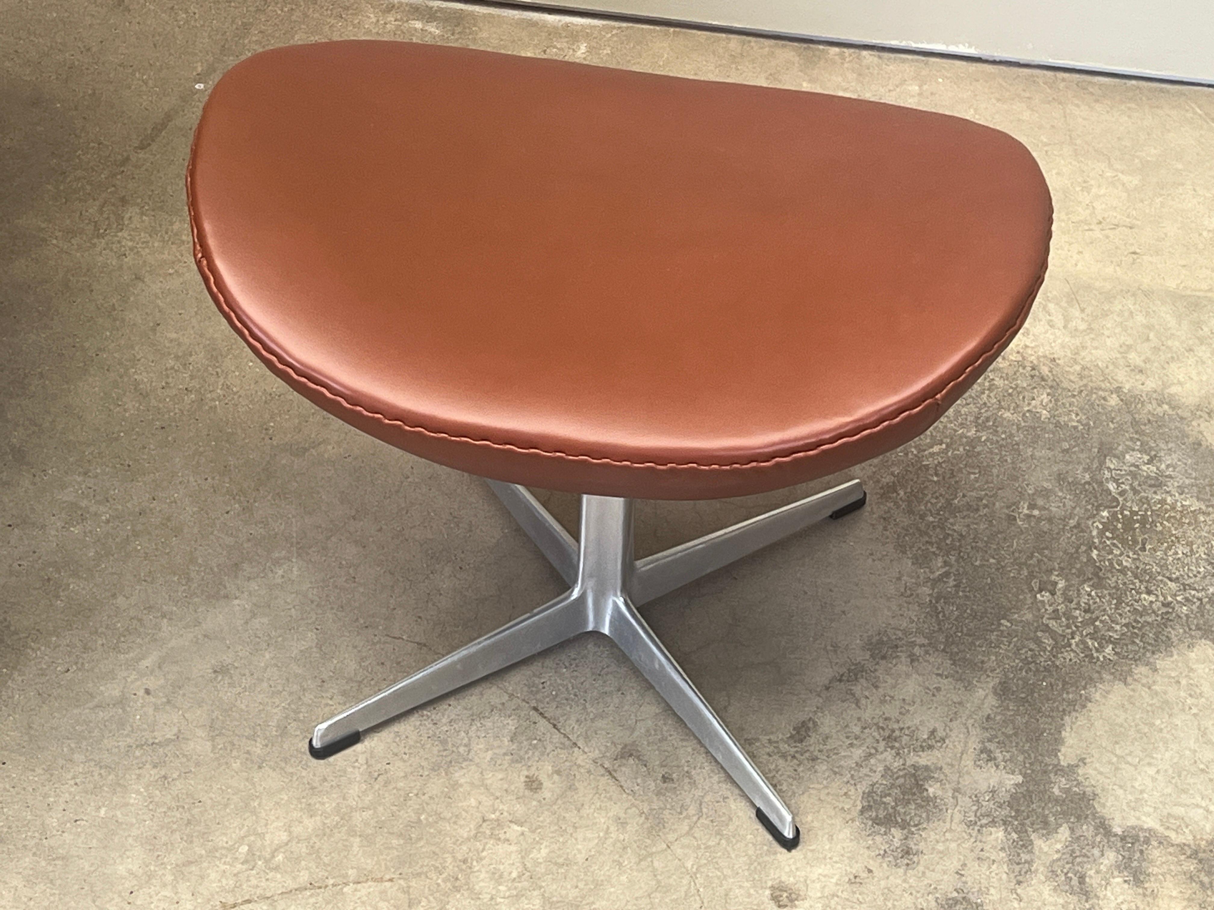 Leather Egg Chair and Ottoman by Arne Jacobsen For Sale 2