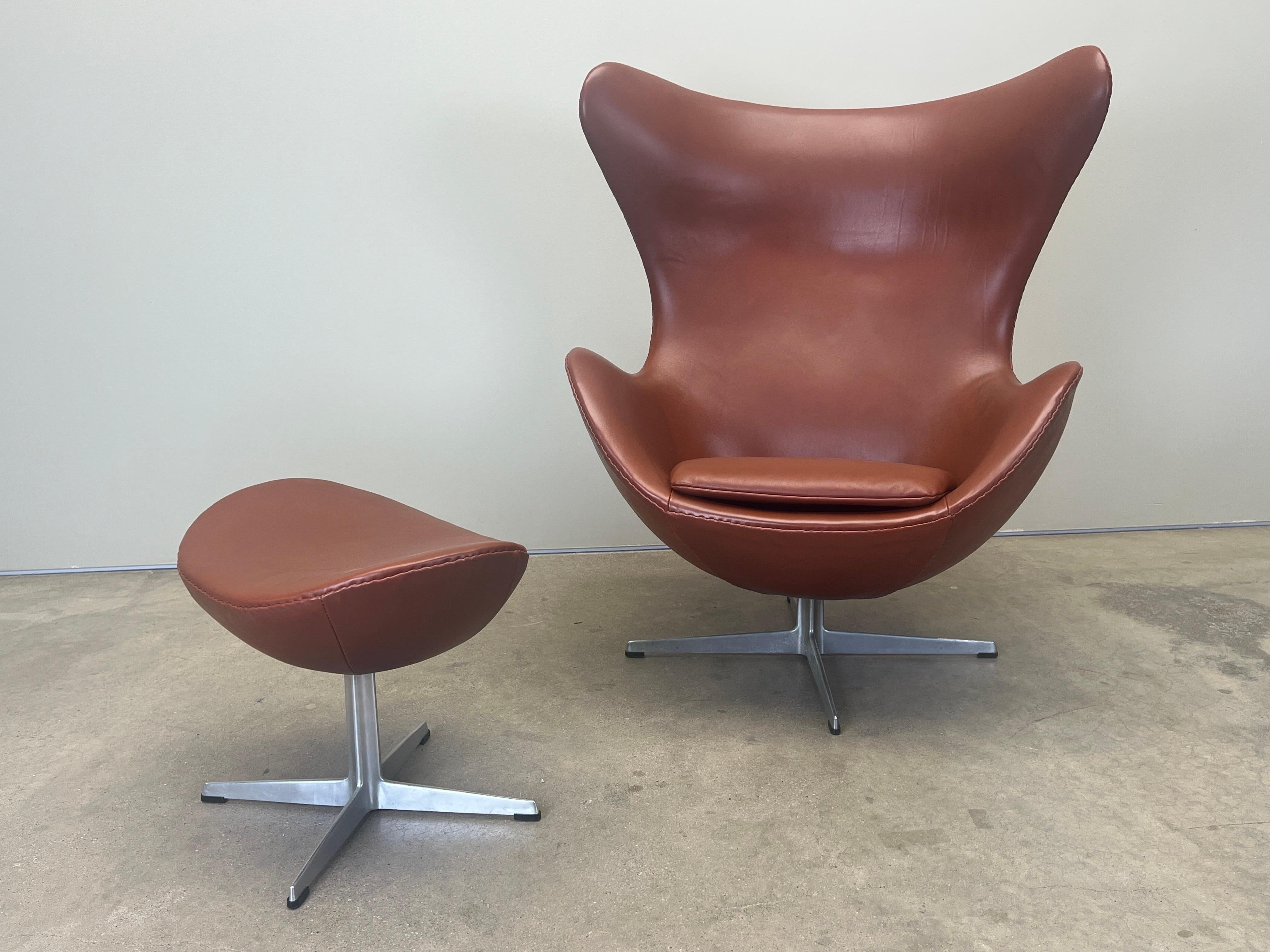 Leather Egg Chair and Ottoman by Arne Jacobsen For Sale 3