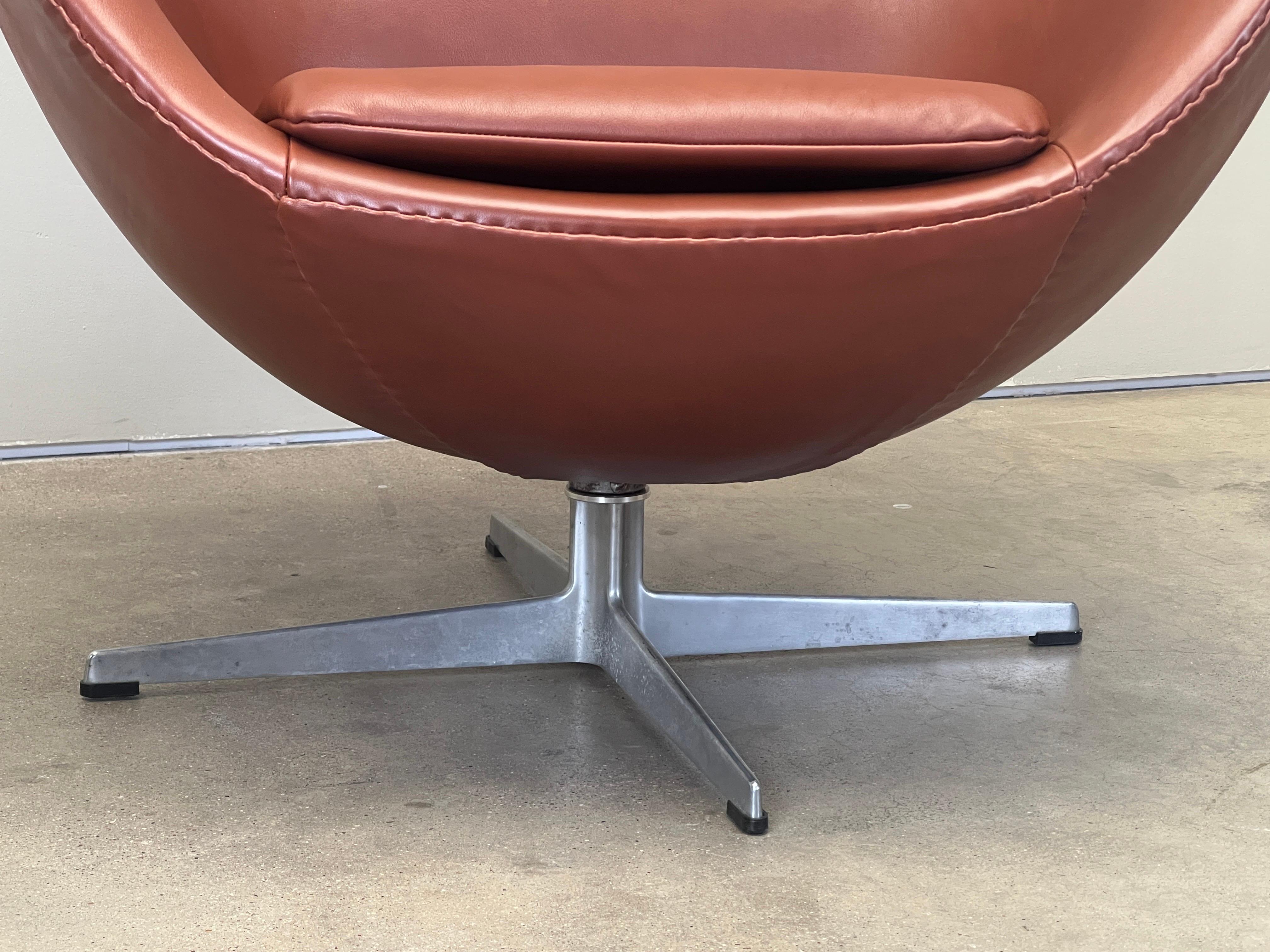 Leather Egg Chair and Ottoman by Arne Jacobsen For Sale 4
