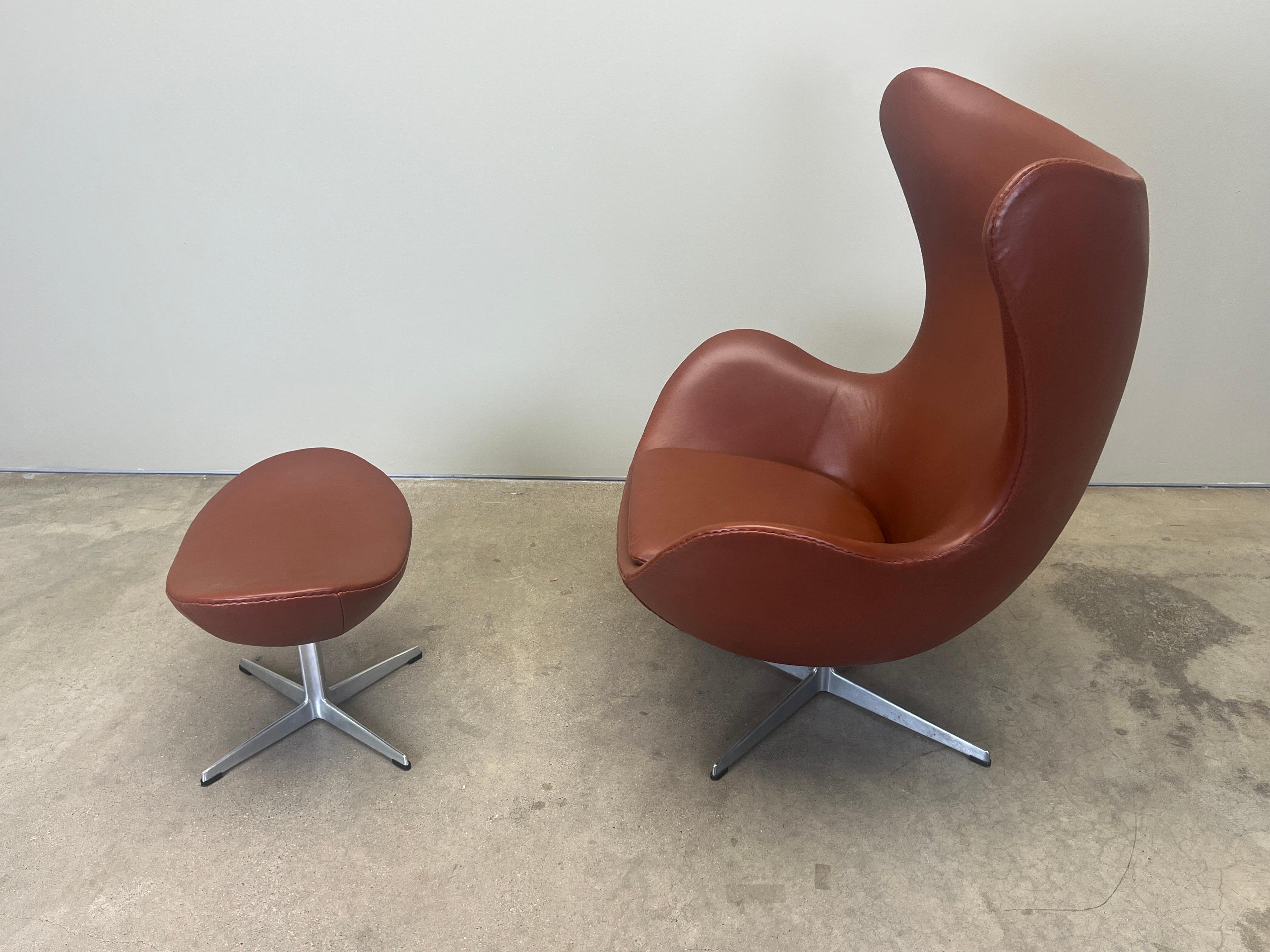 Leather Egg Chair and Ottoman by Arne Jacobsen For Sale 5