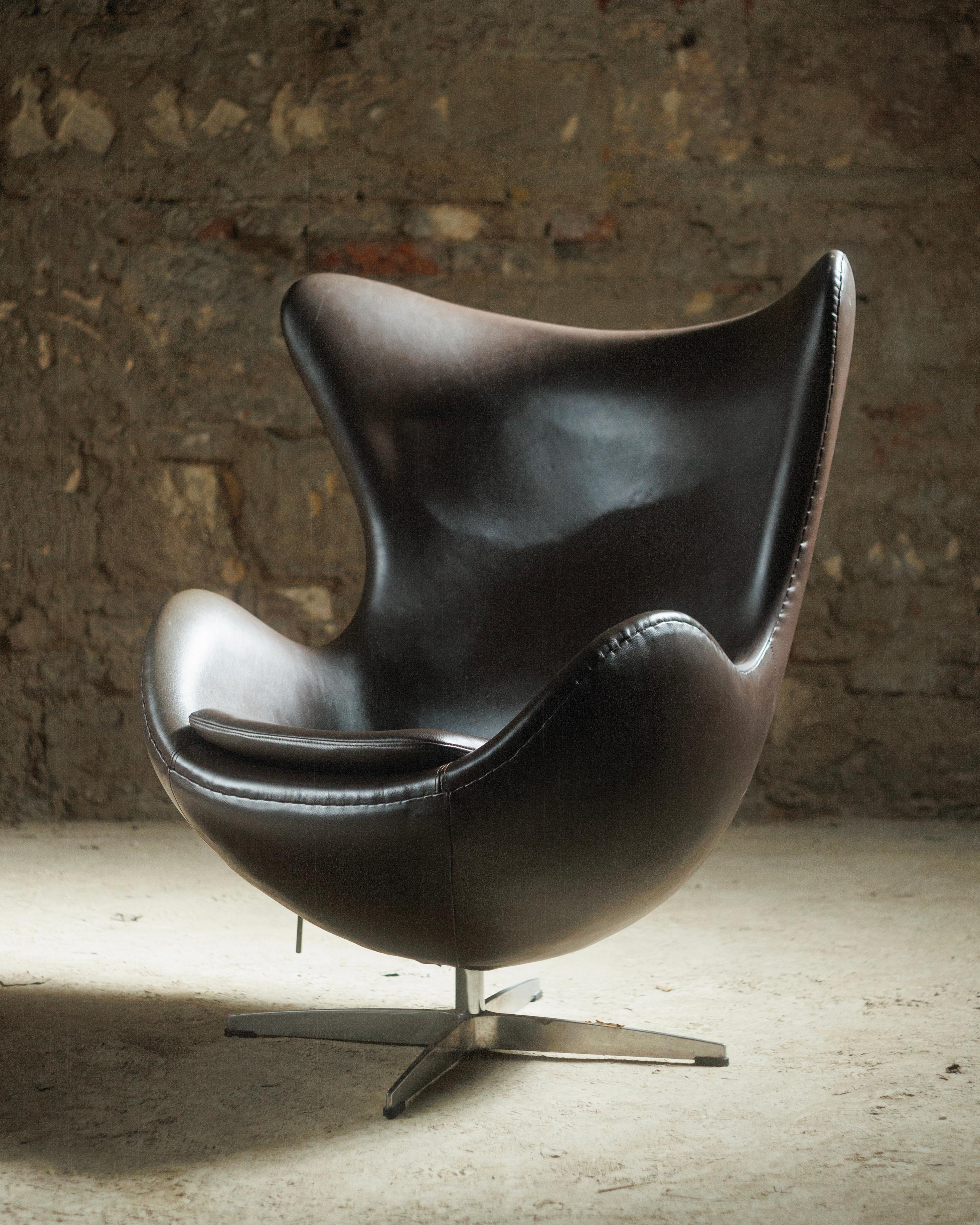 Dieser schöne Egg Chair des berühmten Arne Jacobsen hat Beschädigungen/Fehlstellen an der Stelle, an der die Basis mit dem Stuhl verbunden ist. Es scheint, dass dieser Abschnitt zuvor beschädigt und nicht fachgerecht wieder zusammengebaut wurde. Das