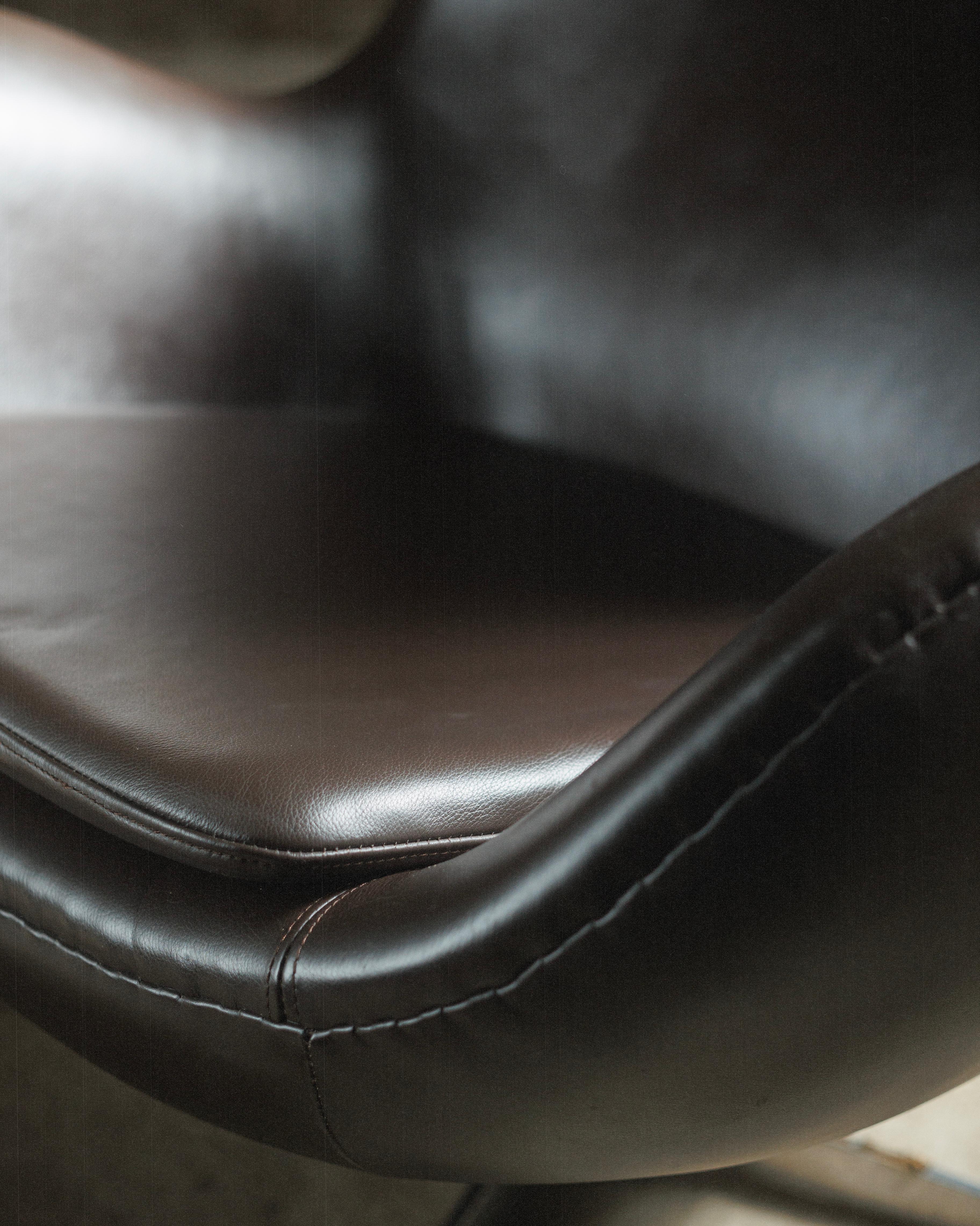 Leder-Eierstuhl von Arne Jacobsen, beschädigt (Moderne der Mitte des Jahrhunderts) im Angebot
