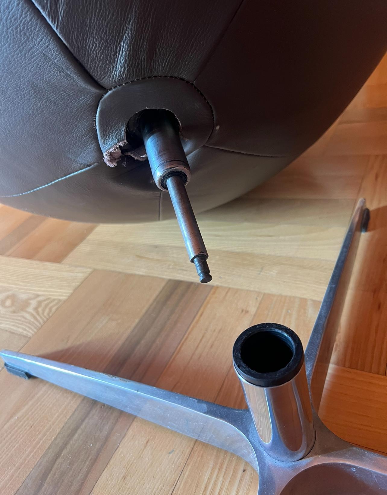 Leder-Eierstuhl von Arne Jacobsen, beschädigt (Ende des 20. Jahrhunderts) im Angebot
