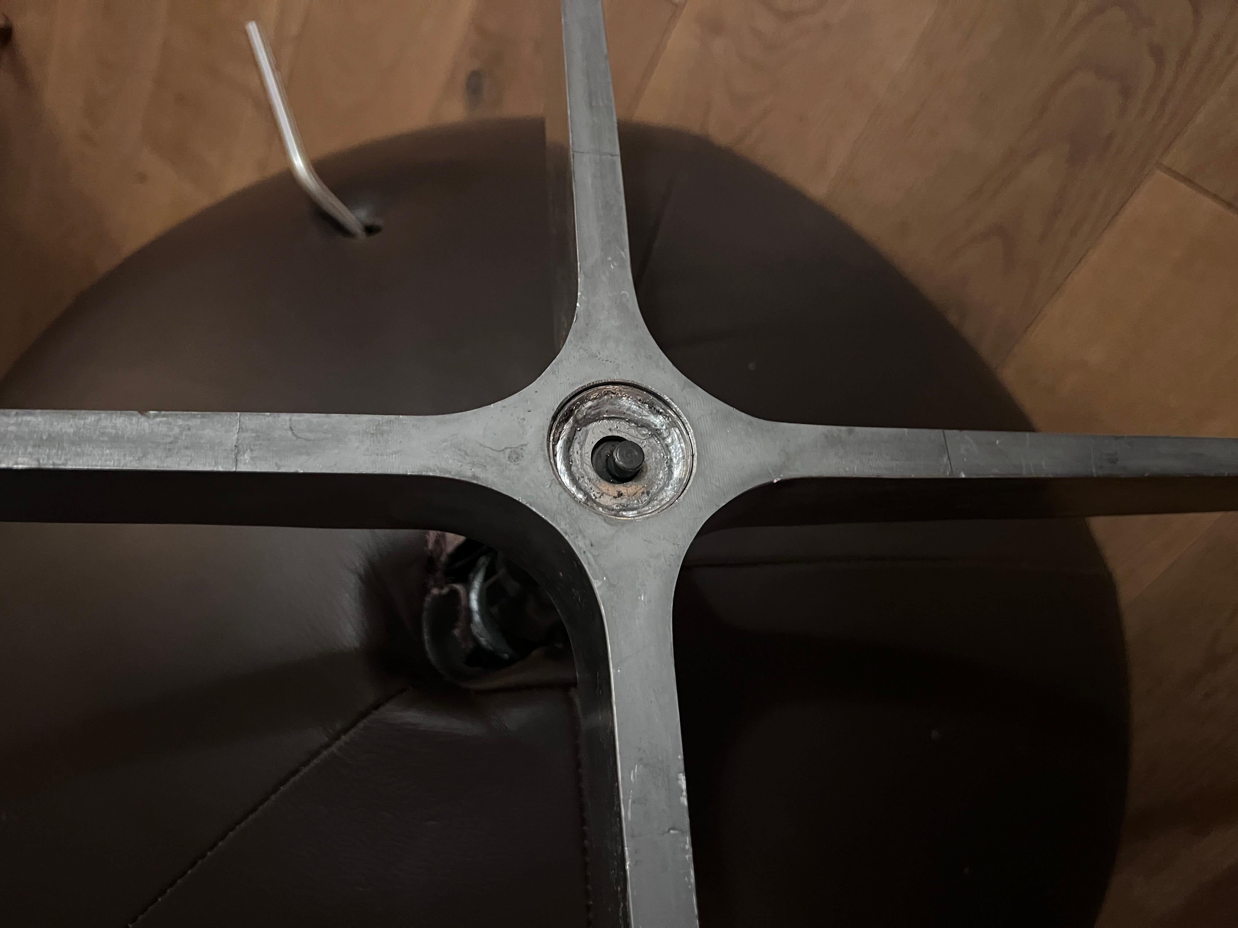 Leder-Eierstuhl von Arne Jacobsen, beschädigt im Angebot 2